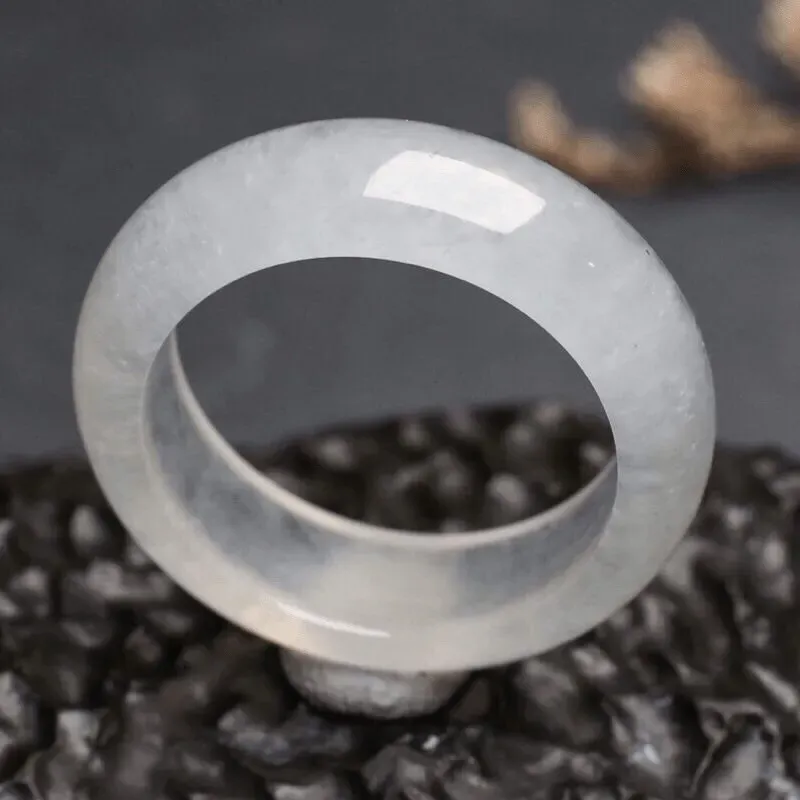 翡翠指环，玉质莹润，端庄时尚，佩戴效果大方优雅，有天然黑点，尺寸：18.3*6.5*4mm戒指内径18.3mm