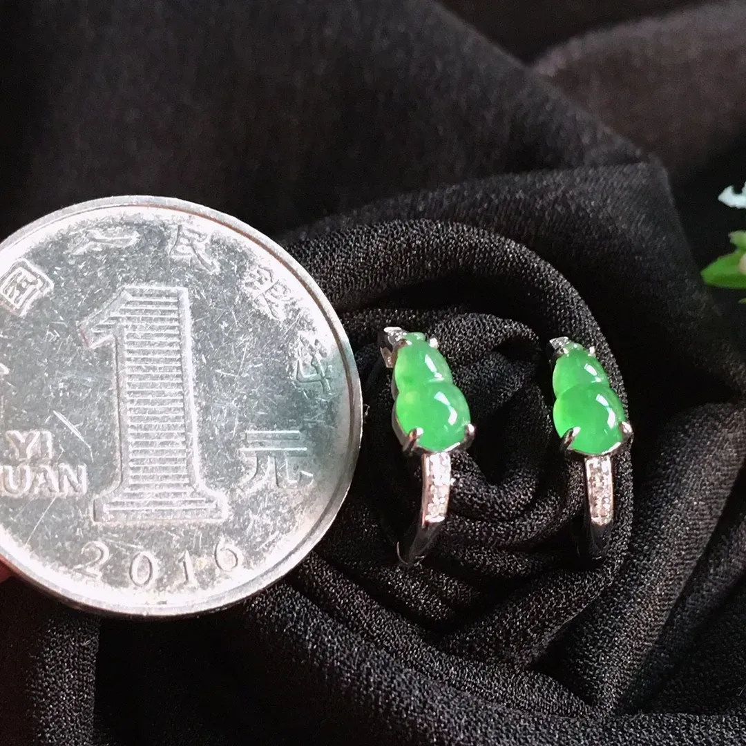 好漂亮的水润绿葫芦耳扣，18k金伴钻镶嵌，尺寸7.3*4.2*3.3mm，简约美耐看，非常大气，值得拥有