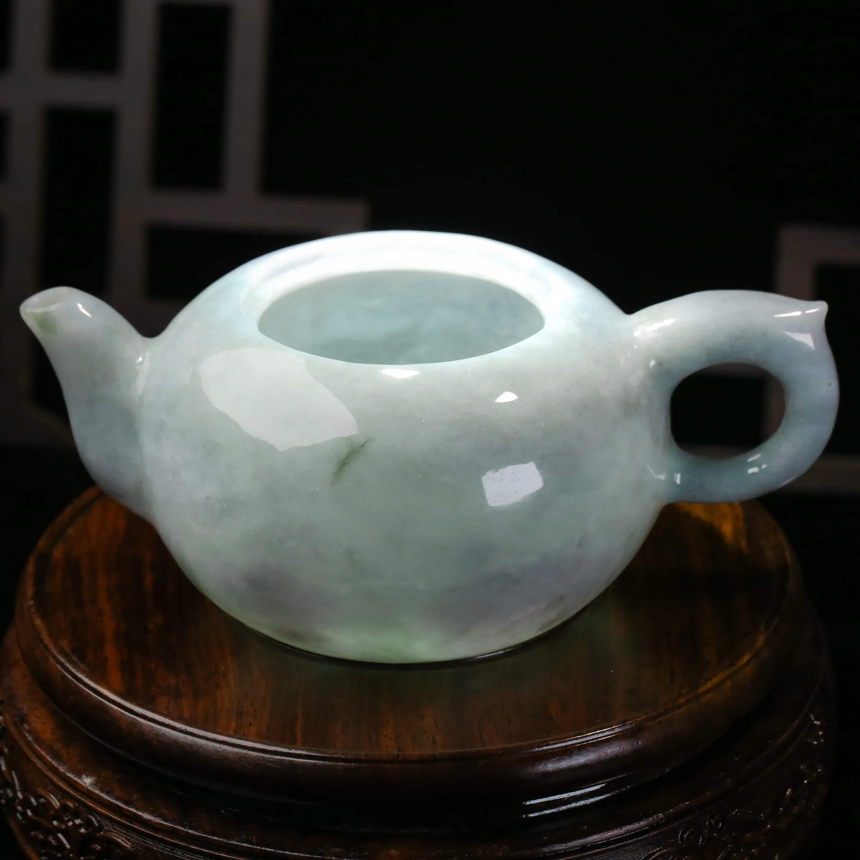 推荐款茶壶翡翠摆件，手工雕刻，色泽淡雅，精工细作，壶身整体尺寸：131.5*87*74.8mm。
