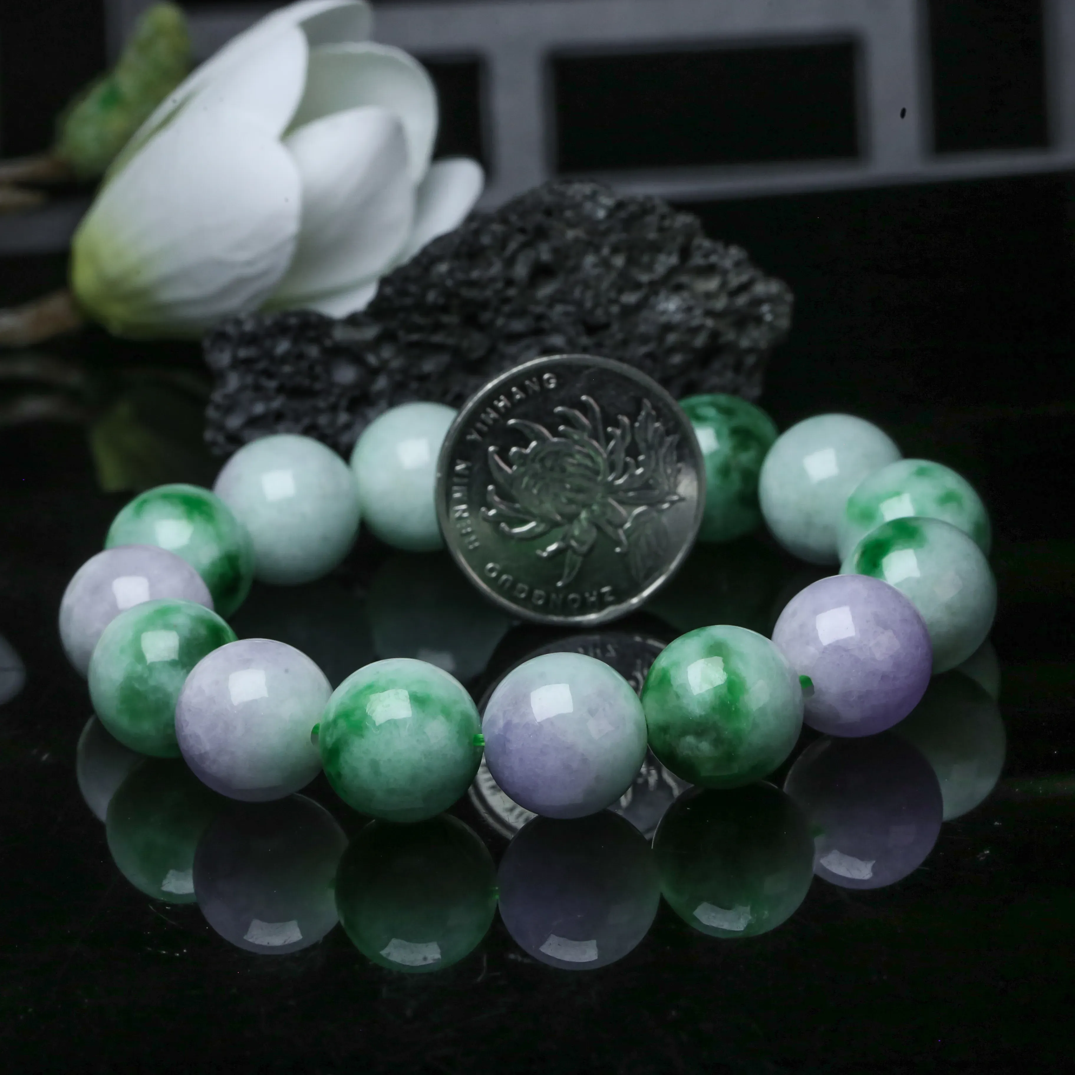 春彩翡翠圆珠手串，共14颗珠子，取其中一颗珠尺寸大约14.1mm，玉质莹润，饱满圆润，上手佩戴优雅大方。