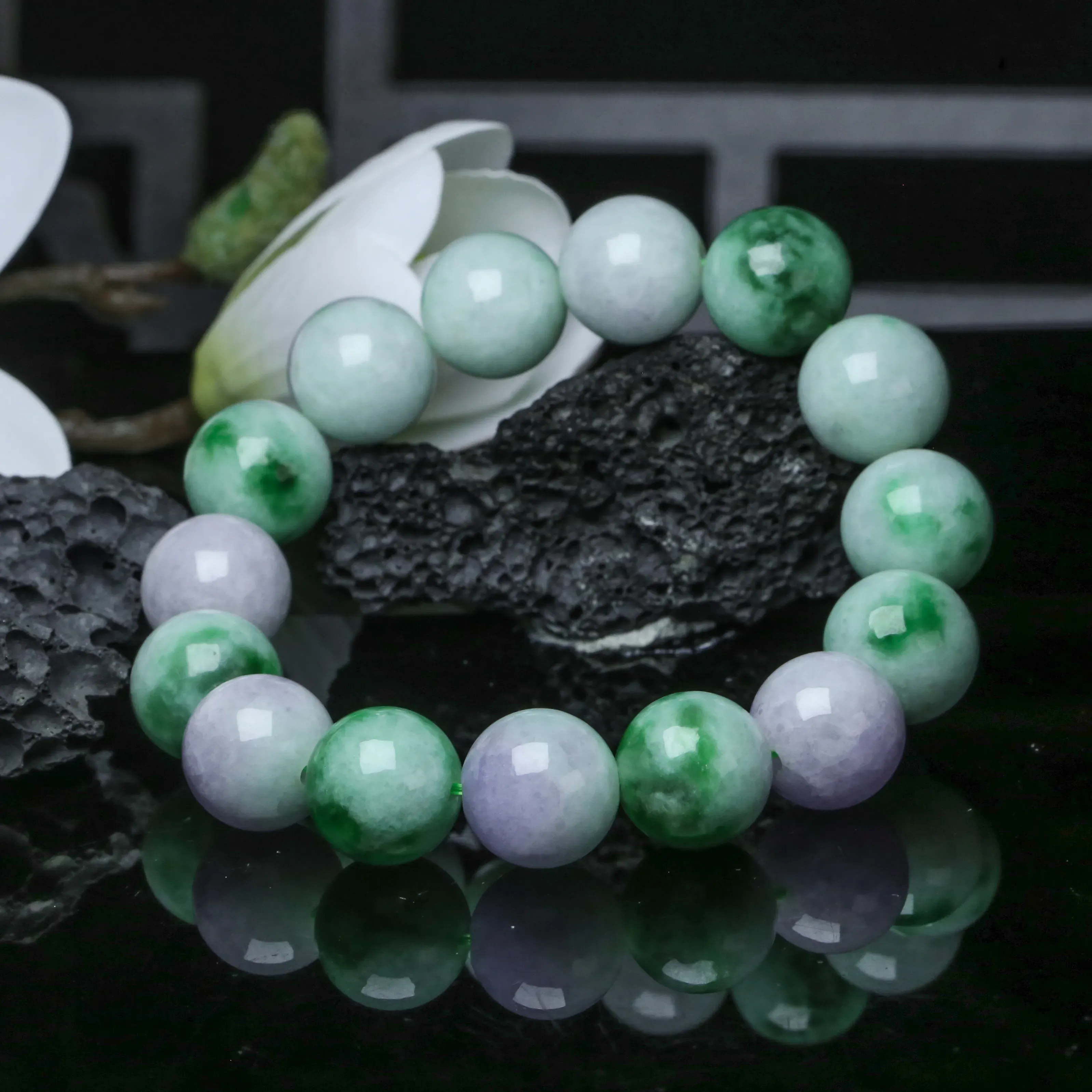 春彩翡翠圆珠手串，共14颗珠子，取其中一颗珠尺寸大约14.1mm，玉质莹润，饱满圆润，上手佩戴优雅大方。