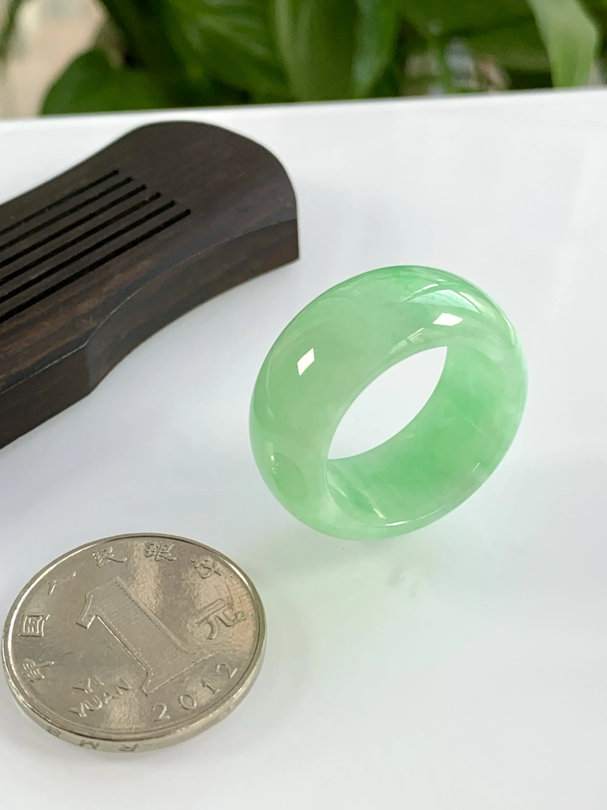 缅甸天然翡翠A货，E冰润满绿扳指戒指，尺寸：圈口内径20.3mm，宽厚12.1/4.7mm，