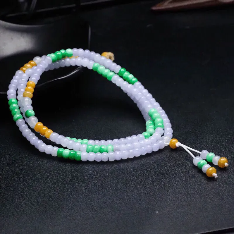 三彩翡翠珠链，共201颗珠子，取其中一颗珠尺寸大约5.5*3.8mm，色泽清新，清秀高雅，佩戴效果大方优雅！