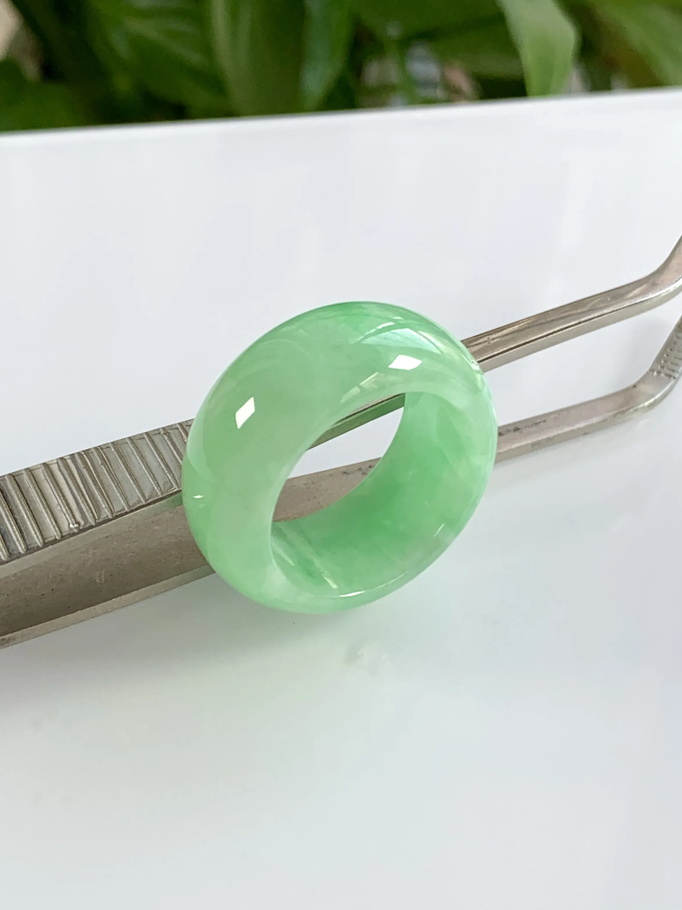 缅甸天然翡翠A货，E冰润满绿扳指戒指，尺寸：圈口内径20.3mm，宽厚12.1/4.7mm，