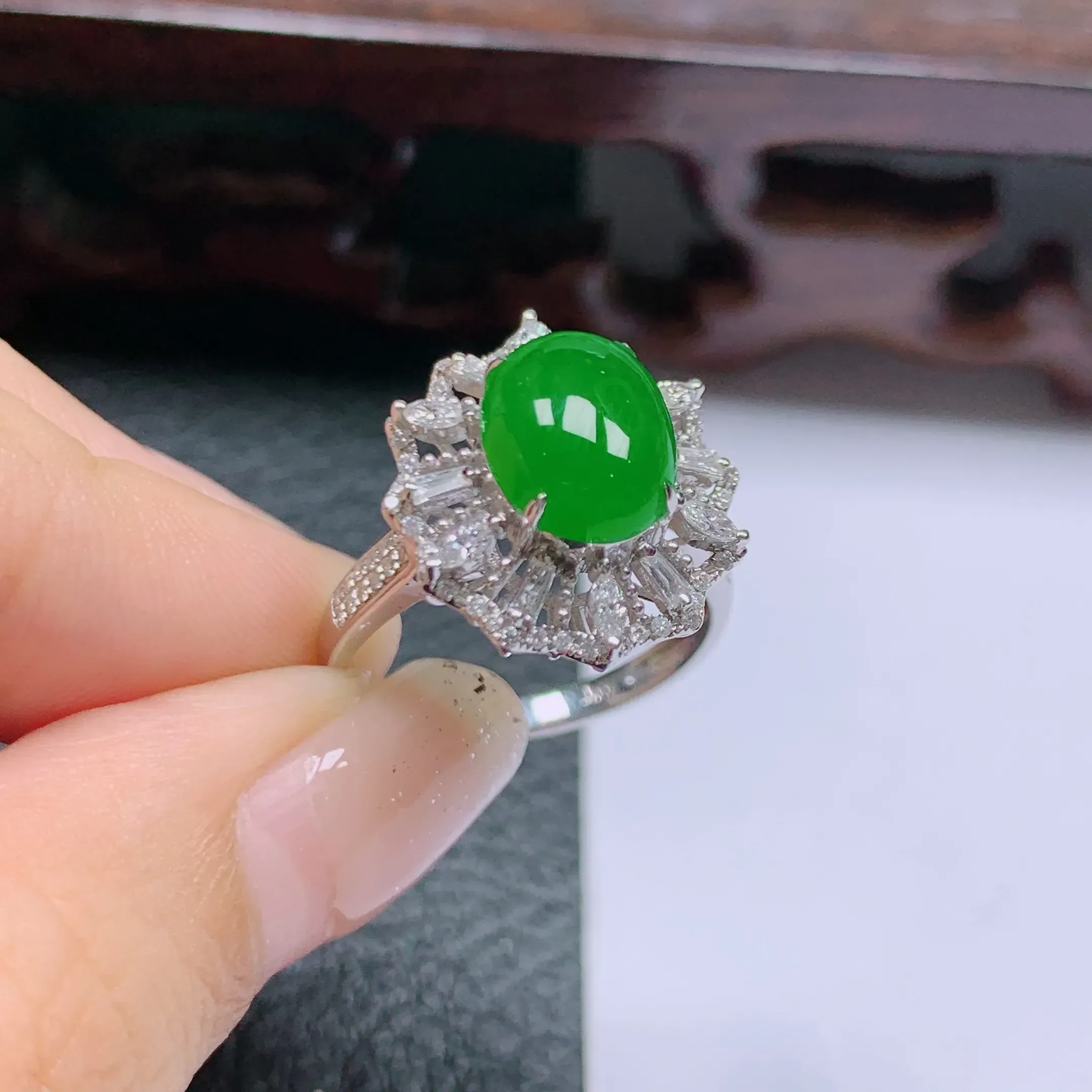 18k金伴钻满绿戒指 玉质 细腻，做工精细，有种有色，水润精细，佩戴效果更好