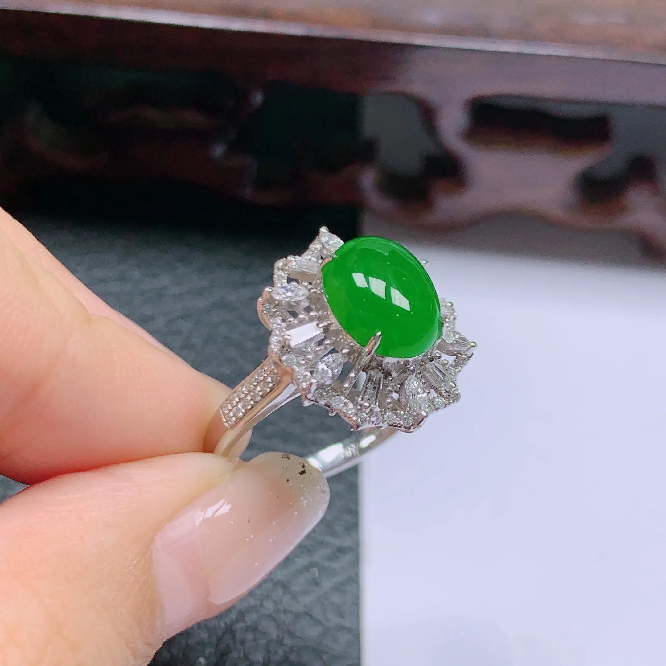 18k金伴钻满绿戒指 玉质 细腻，做工精细，有种有色，水润精细，佩戴效果更好