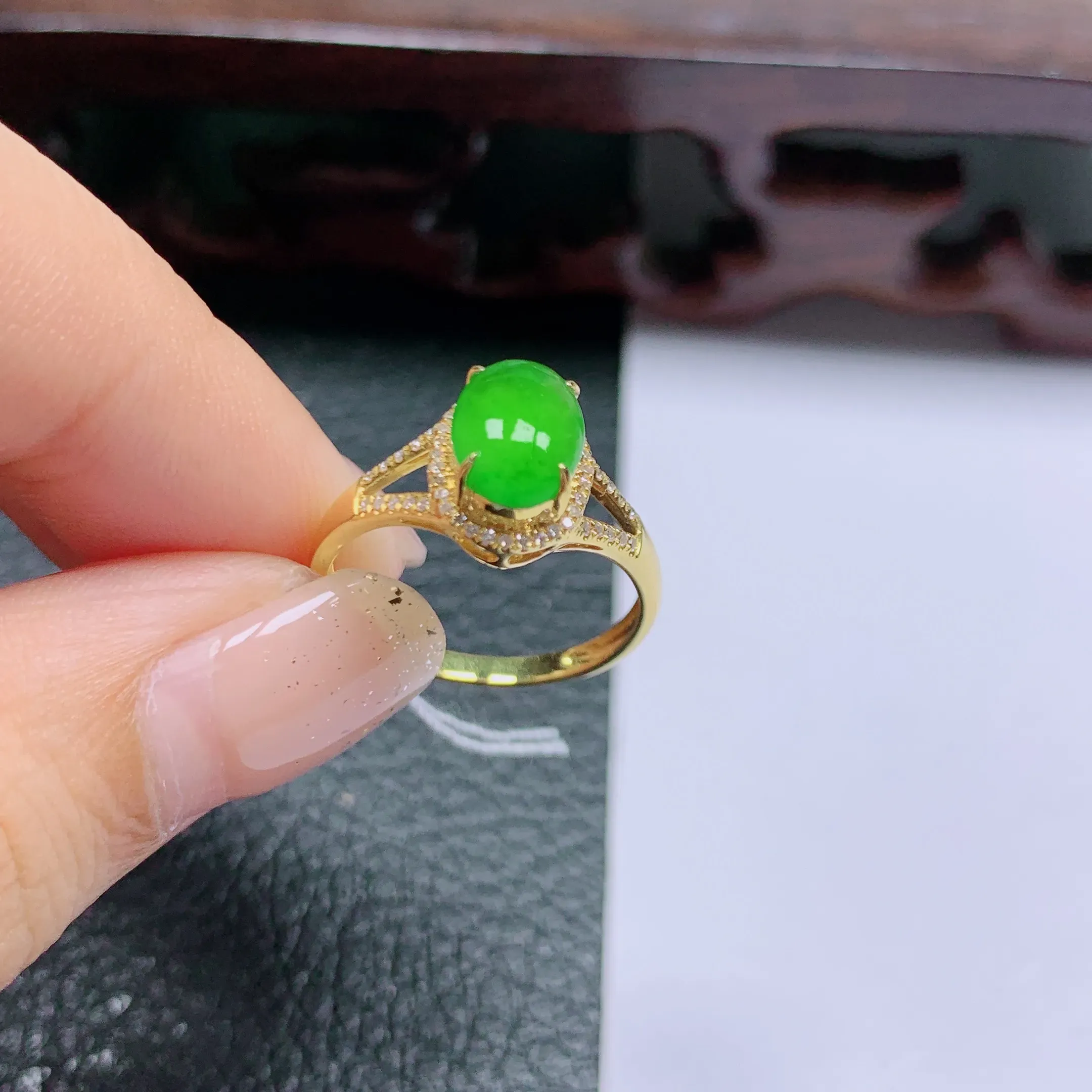 18k金伴钻满绿戒指 玉质 细腻，做工精细，有种有色，水润精细，佩戴效果更不错