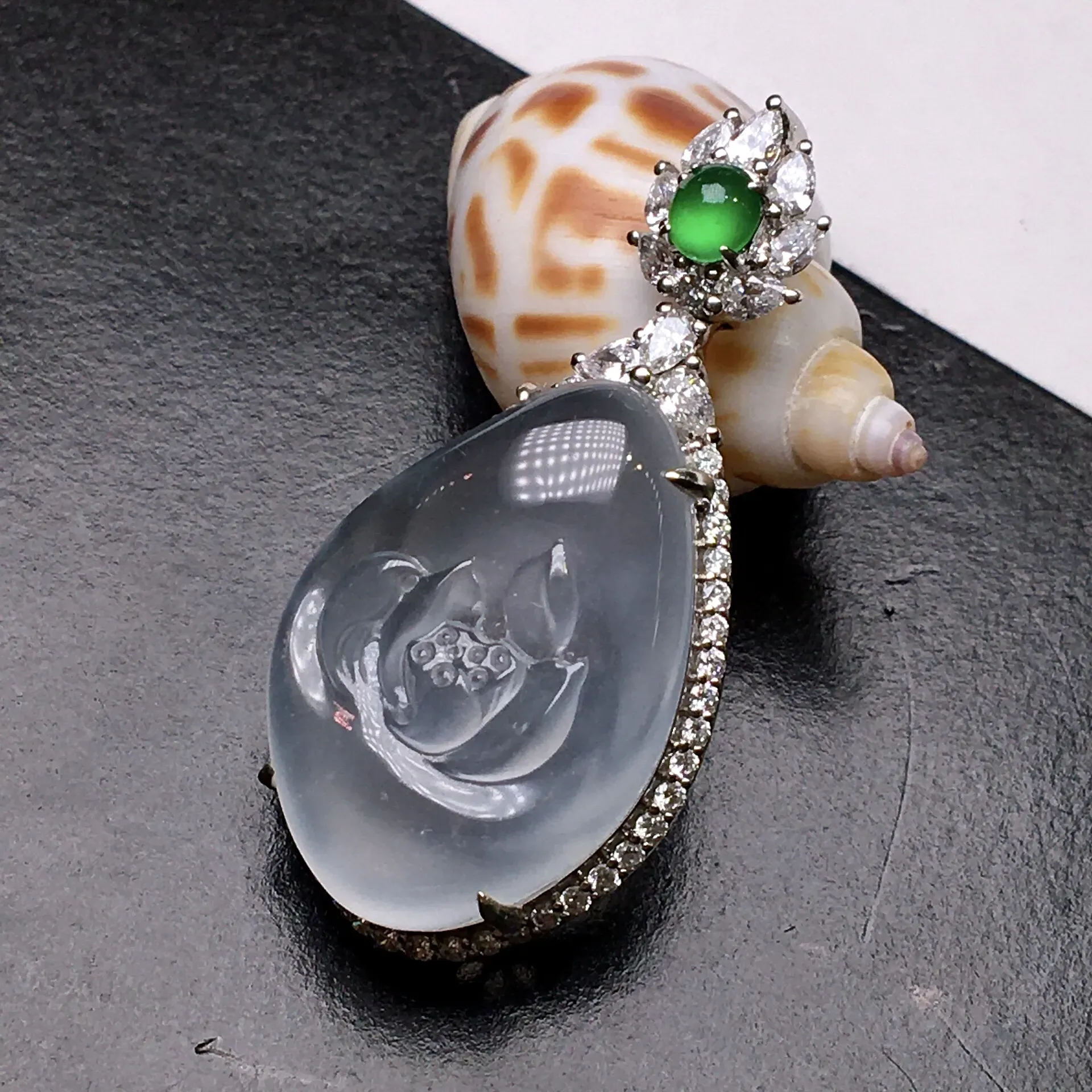 荷花吊坠,冰润度看得见,通透感明显.