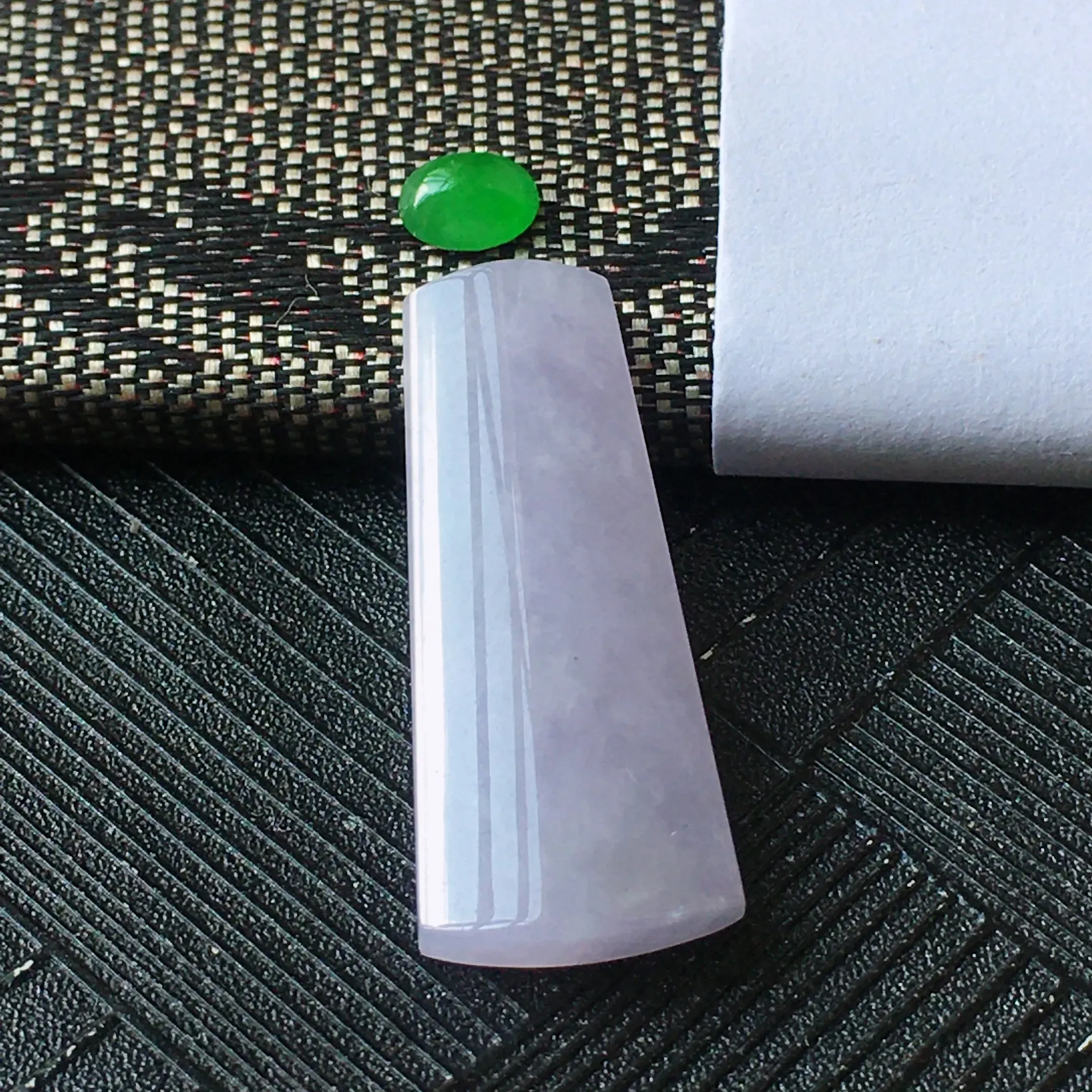 翡翠紫罗兰平安无事牌裸石镶件，种老水润，玉质细腻，颜色漂亮。尺寸：22.8*9.8*4.0mm/4.6*3.5*1.8mm