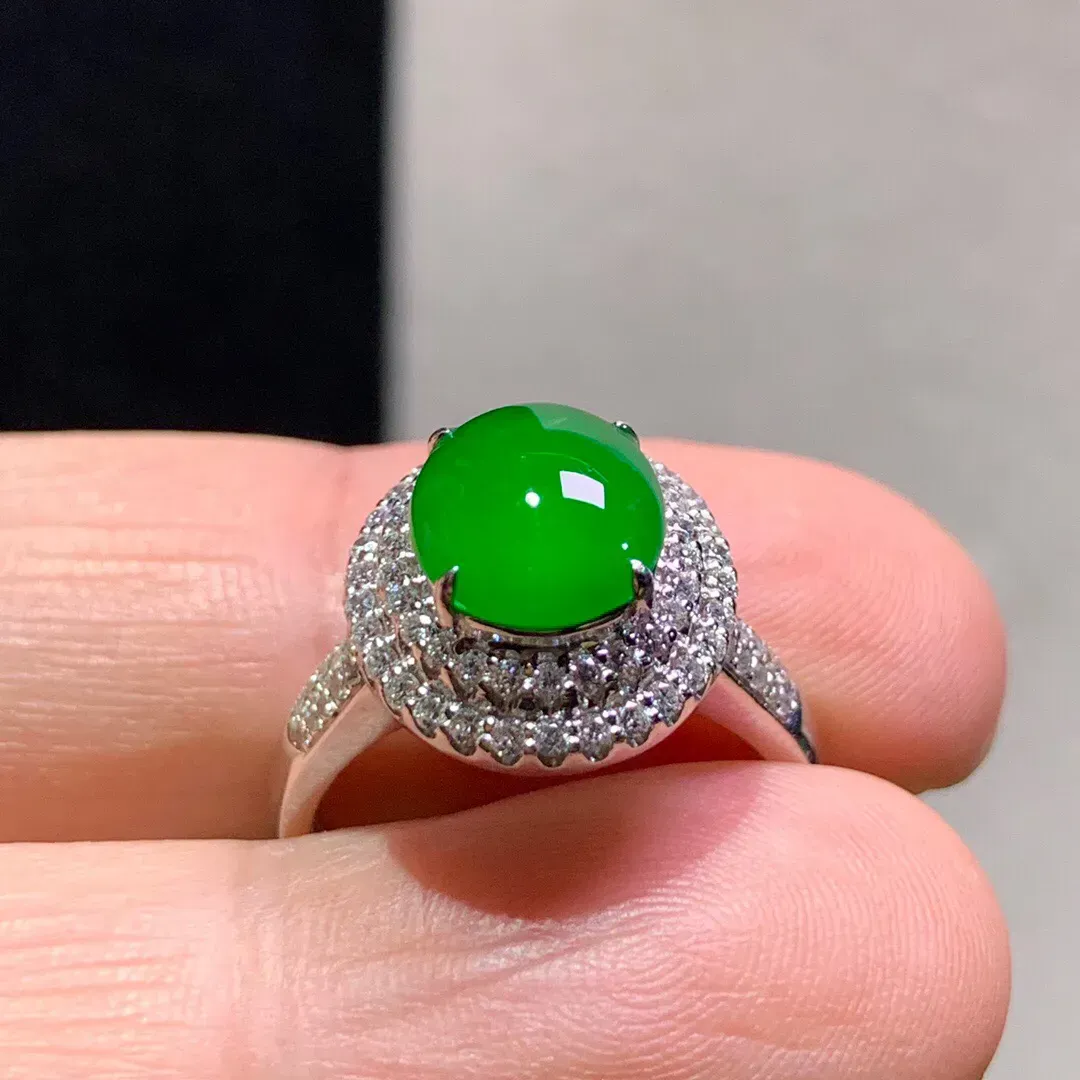 冰绿蛋面戒指，裸石尺寸:9.4/8.3/4毫米 美观亮丽
