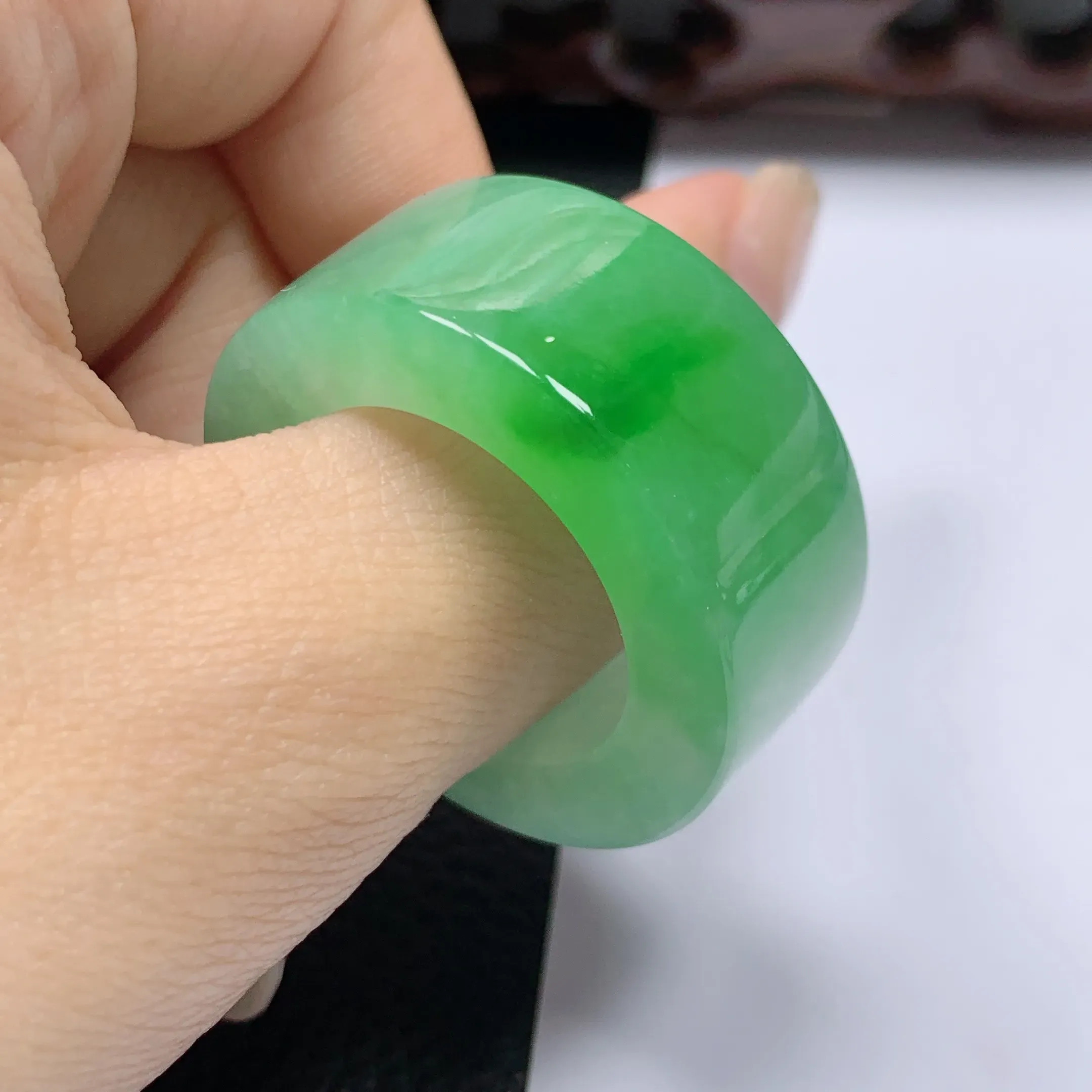 水润阳绿扳指，玉质 细腻，做工精细，有种有色，水润精细，佩戴效果更不错