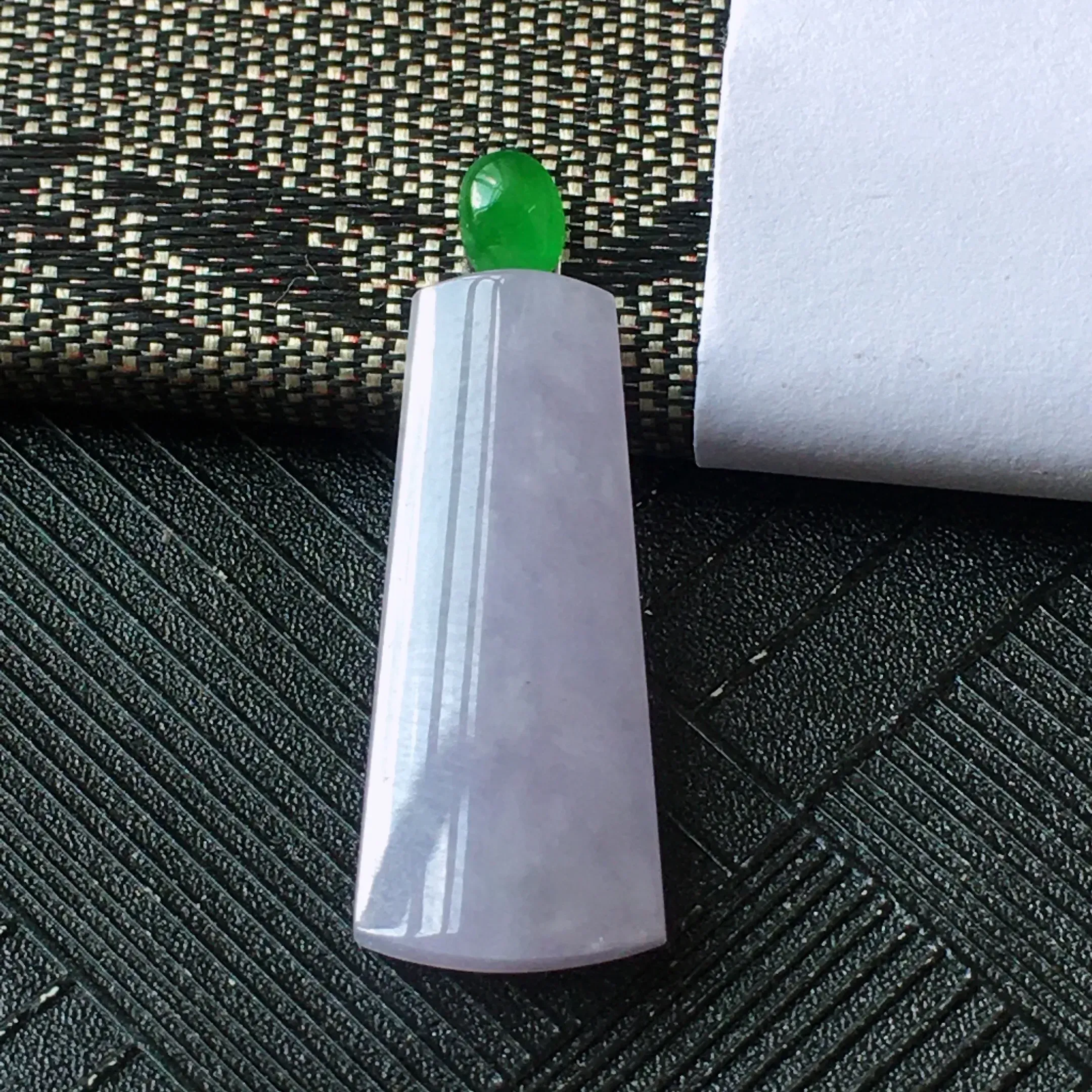 翡翠紫罗兰平安无事牌裸石镶件，种老水润，玉质细腻，颜色漂亮。尺寸：22.8*9.8*4.0mm/4.6*3.5*1.8mm
