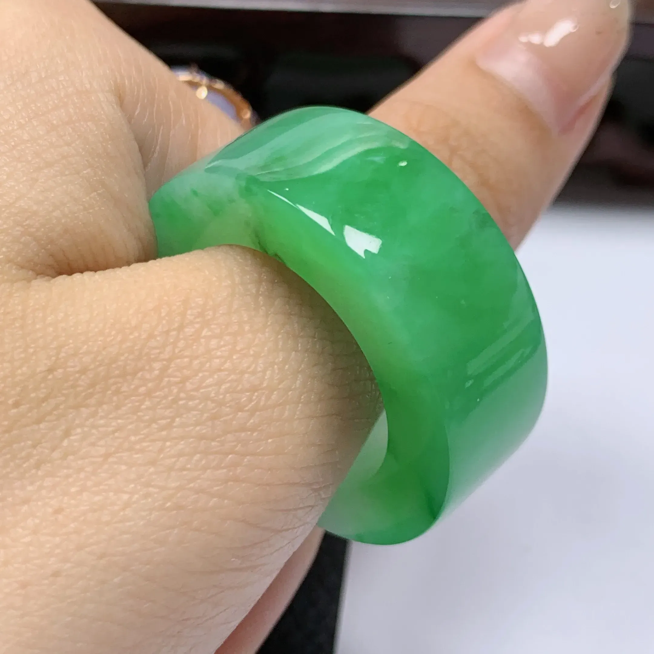 水润阳绿扳指，玉质 细腻，做工精细，有种有色，水润精细，佩戴效果更好