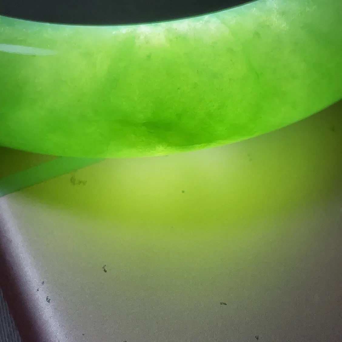 正圈55圈口，自然光实拍，天然翡翠A货冰润芙蓉种飘绿花平安镯，尺寸：55-12.8-8.4mm，重量：58.60g。