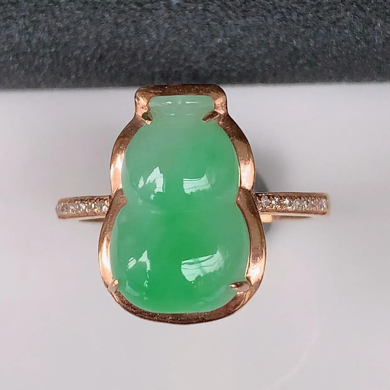 自然光实拍，18K金伴钻镶嵌绿葫芦翡翠蛋面戒指，品相很好，佩戴效果出众，尽显气质。肉质细腻，晶体结构