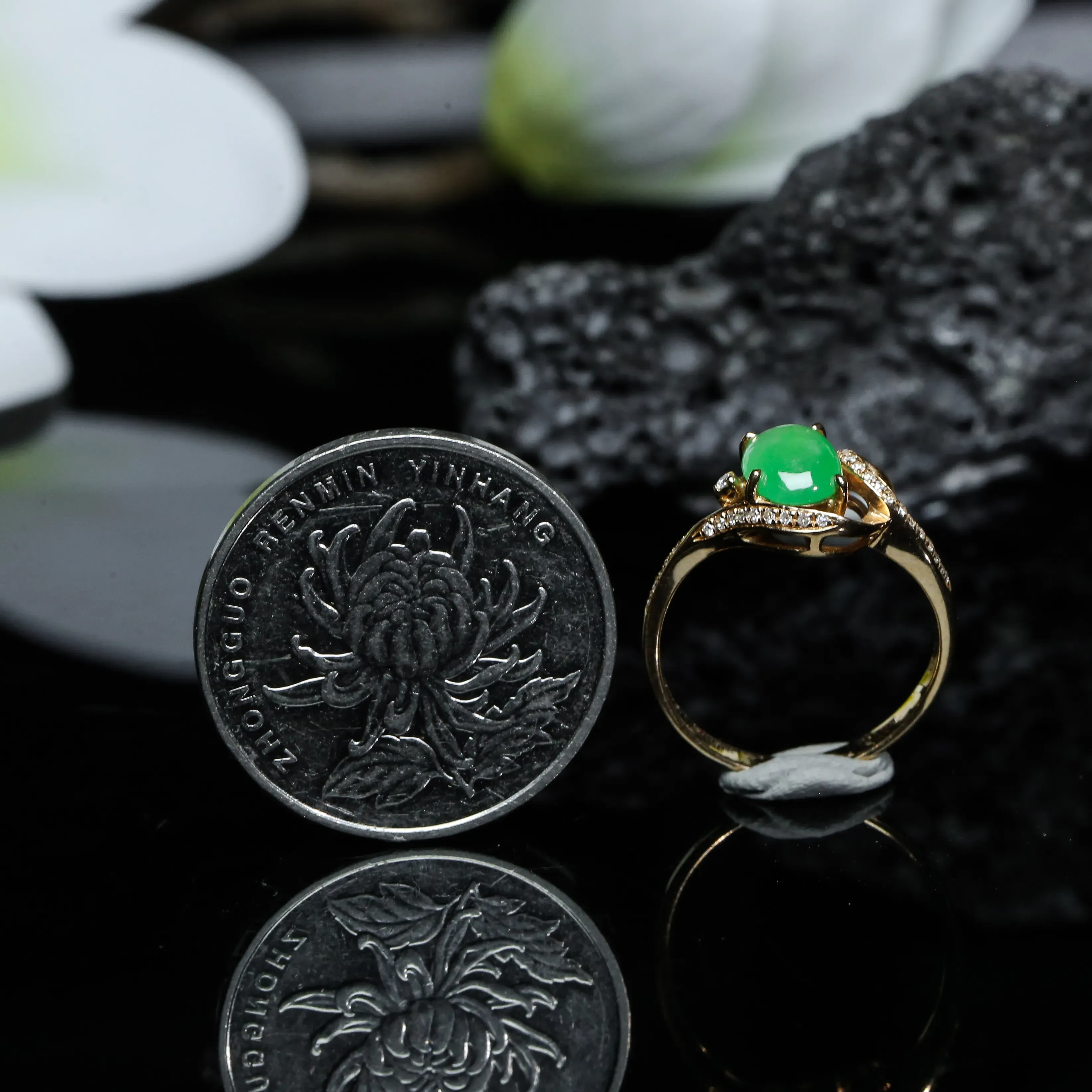18K金镶嵌伴钻蛋面翡翠戒指，色泽清爽，质地细腻。上手效果时尚漂亮！尺寸16.8*9.3*5.7mm