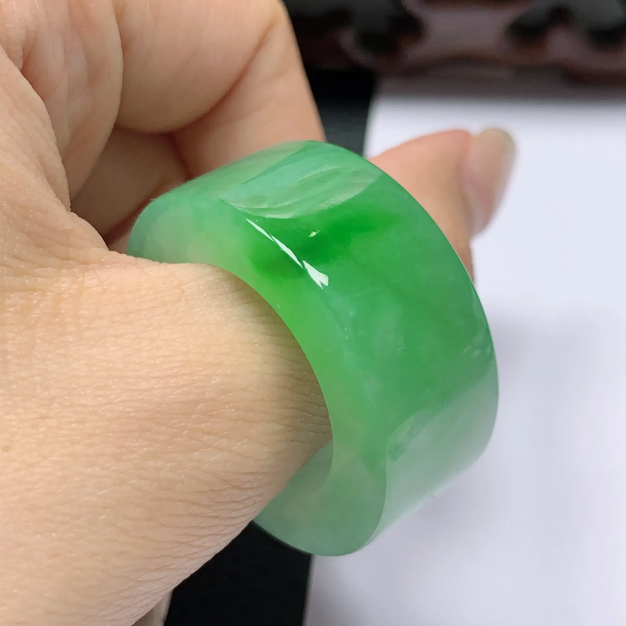 水润阳绿扳指，玉质 细腻，做工精细，有种有色，水润精细，佩戴效果更不错