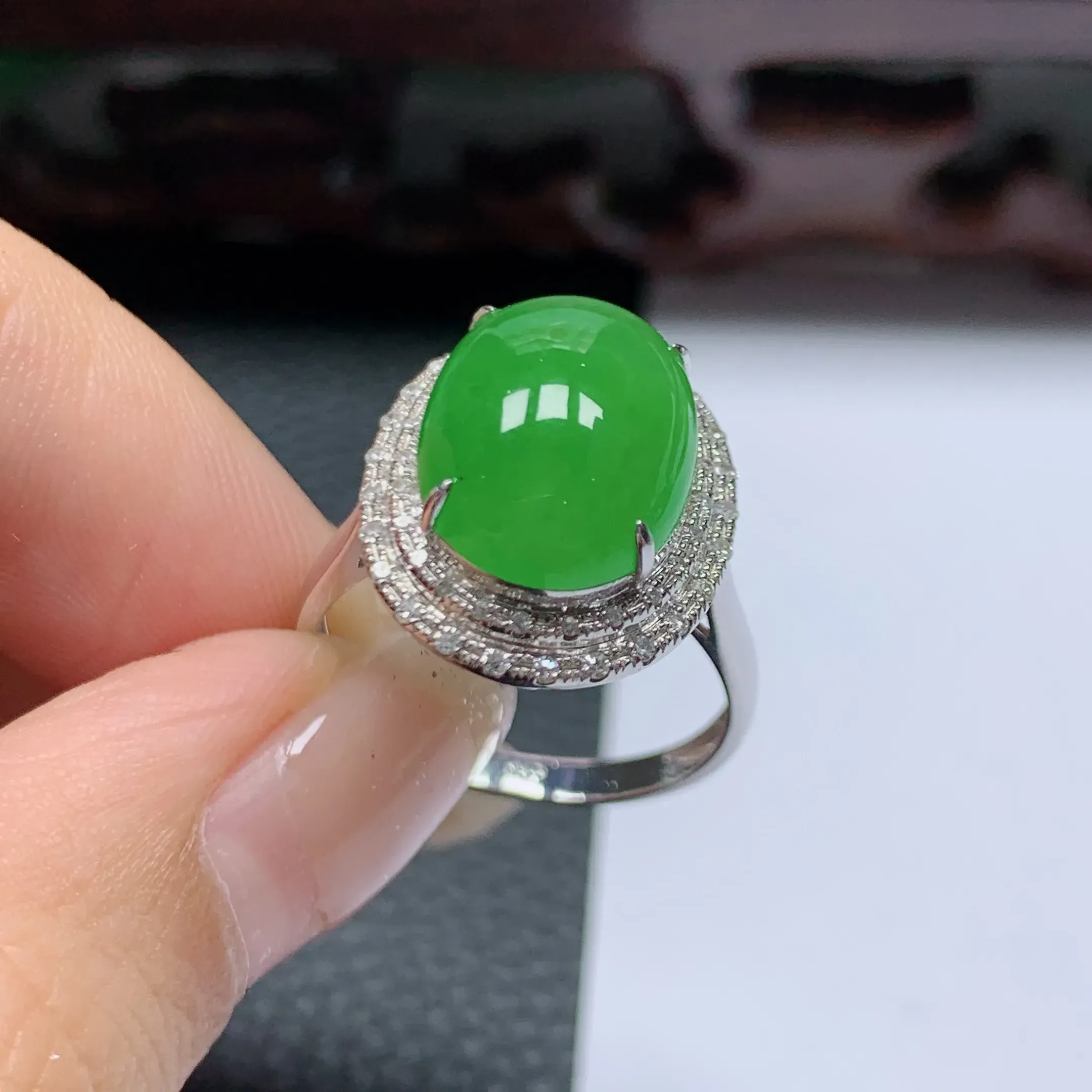 18k金伴钻满绿戒指玉质 细腻，做工精细，有种有色，水润精细，佩戴效果更好