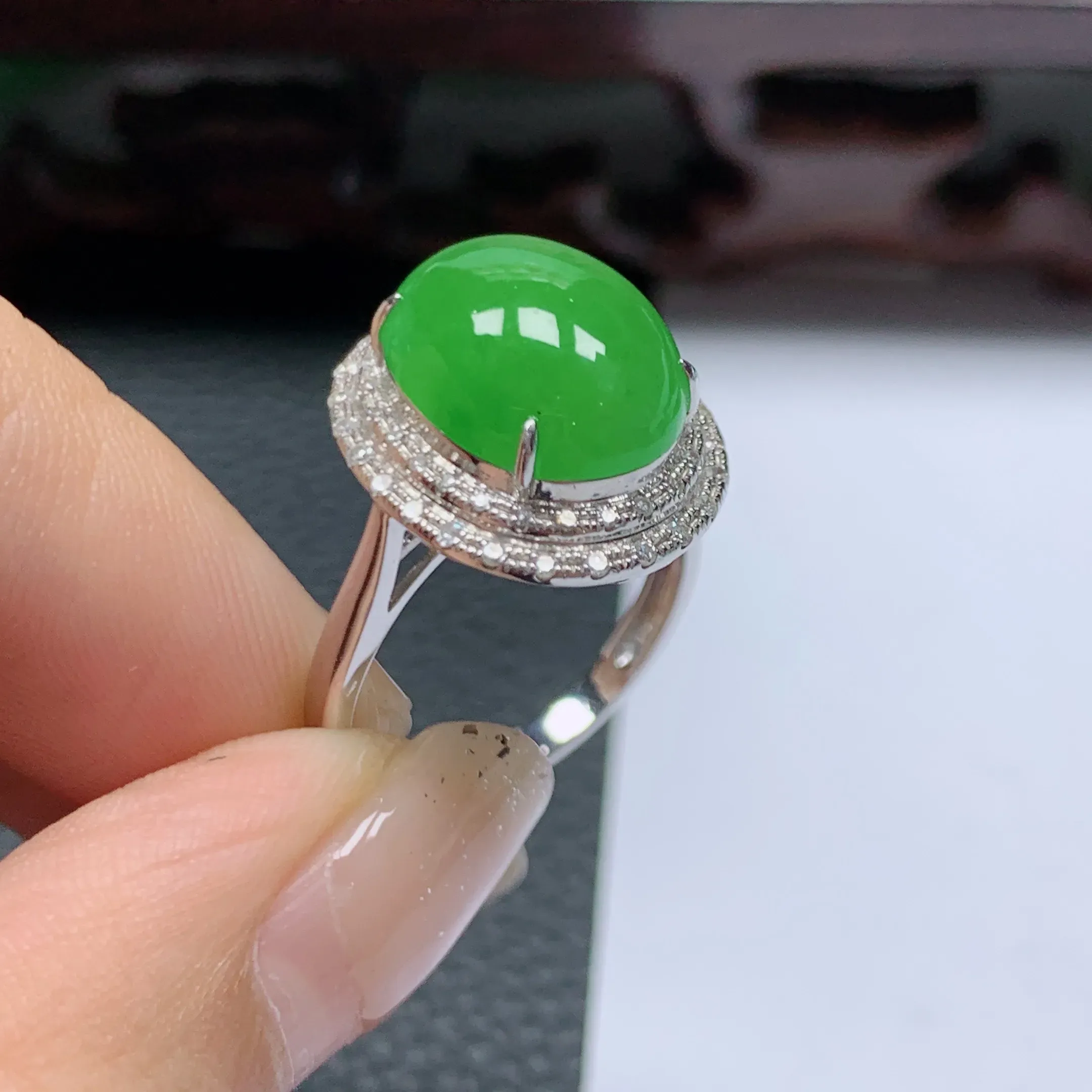 18k金伴钻满绿戒指玉质 细腻，做工精细，有种有色，水润精细，佩戴效果更好