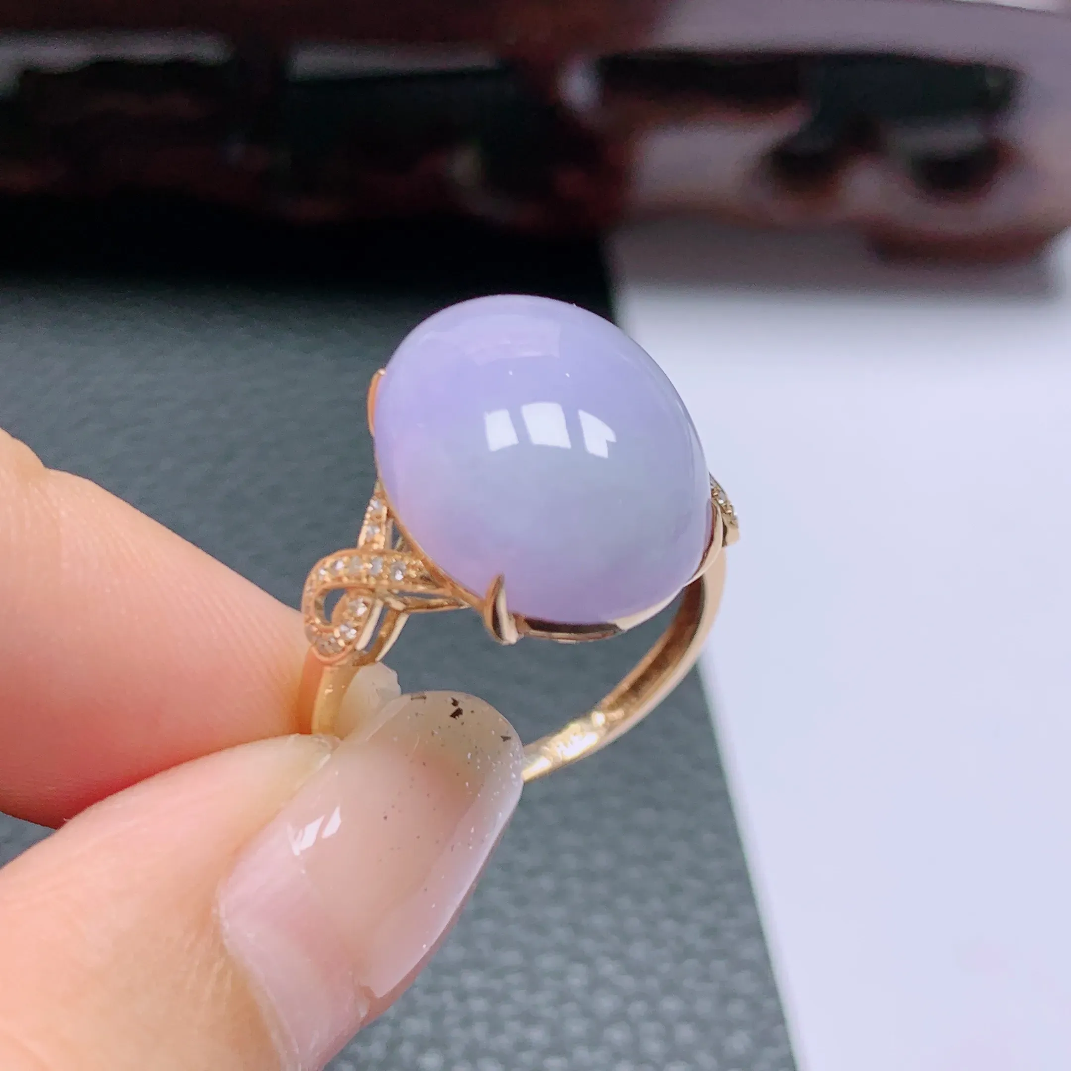 18k金伴钻紫罗兰戒指 玉质 细腻，做工精细，有种有色，水润精细，佩戴效果更不错。