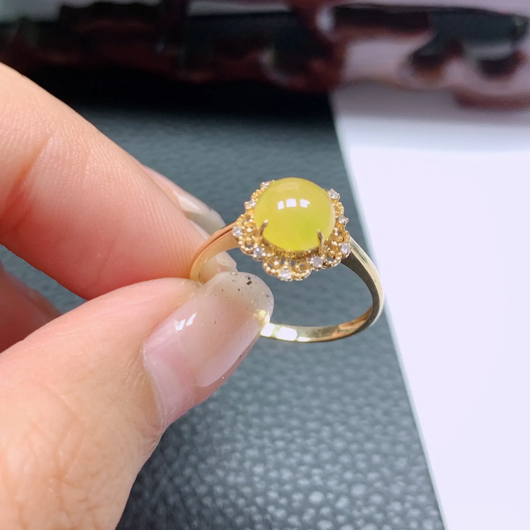 18k金伴钻黄翡戒指 玉质 细腻，做工精细，有种有色，水润精细，佩戴效果更好