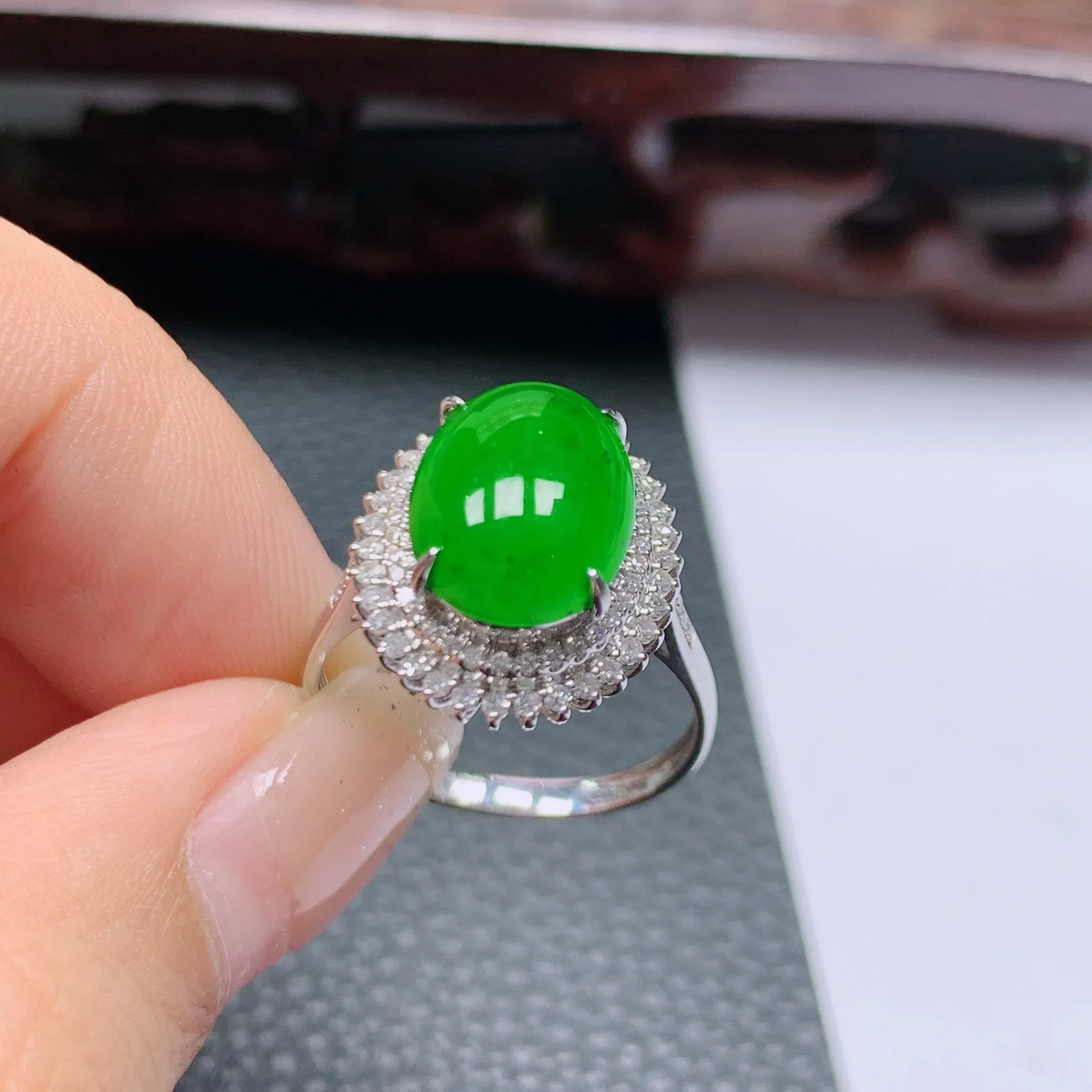 18k金伴钻冰润满绿戒指 玉质 细腻，做工精细，有种有色，水润精细，佩戴效果更好