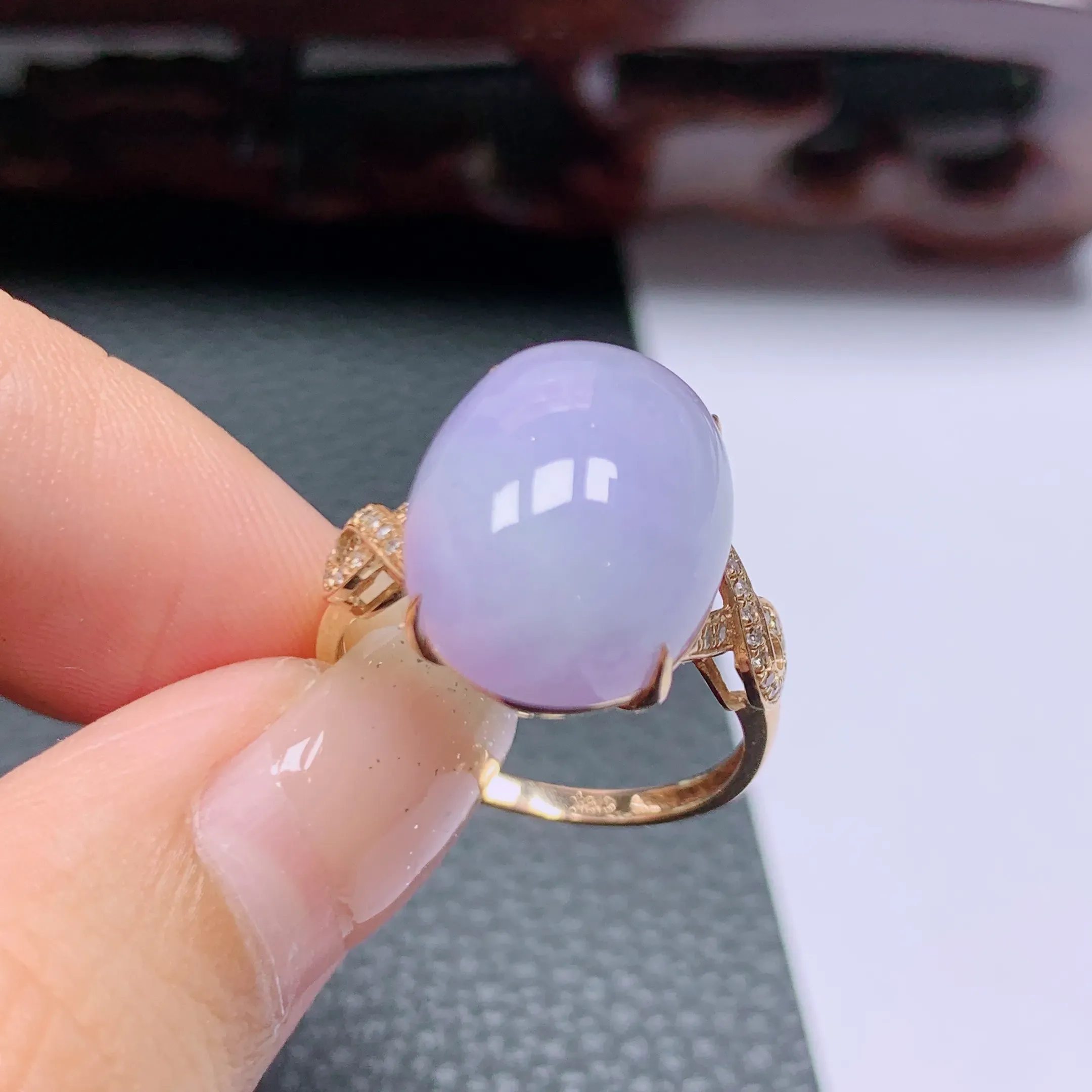 18k金伴钻紫罗兰戒指 玉质 细腻，做工精细，有种有色，水润精细，佩戴效果更不错。