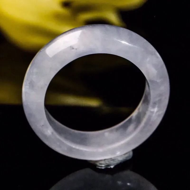 翡翠指环，莹润光泽，端庄大方，有天然白棉，佩戴效果优雅漂亮，尺寸17.3*6.5*3.7mm戒指内径17.3mm。
