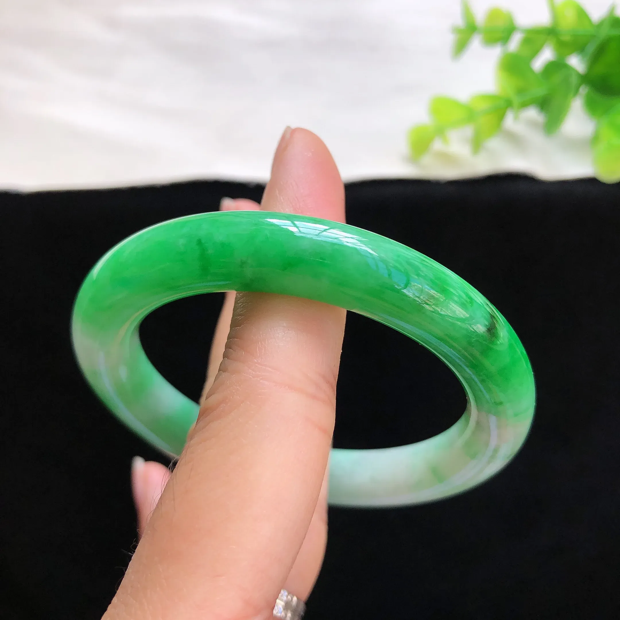 8mm,飘阳绿圆条翡翠手镯,内径52.8*9.9*9.