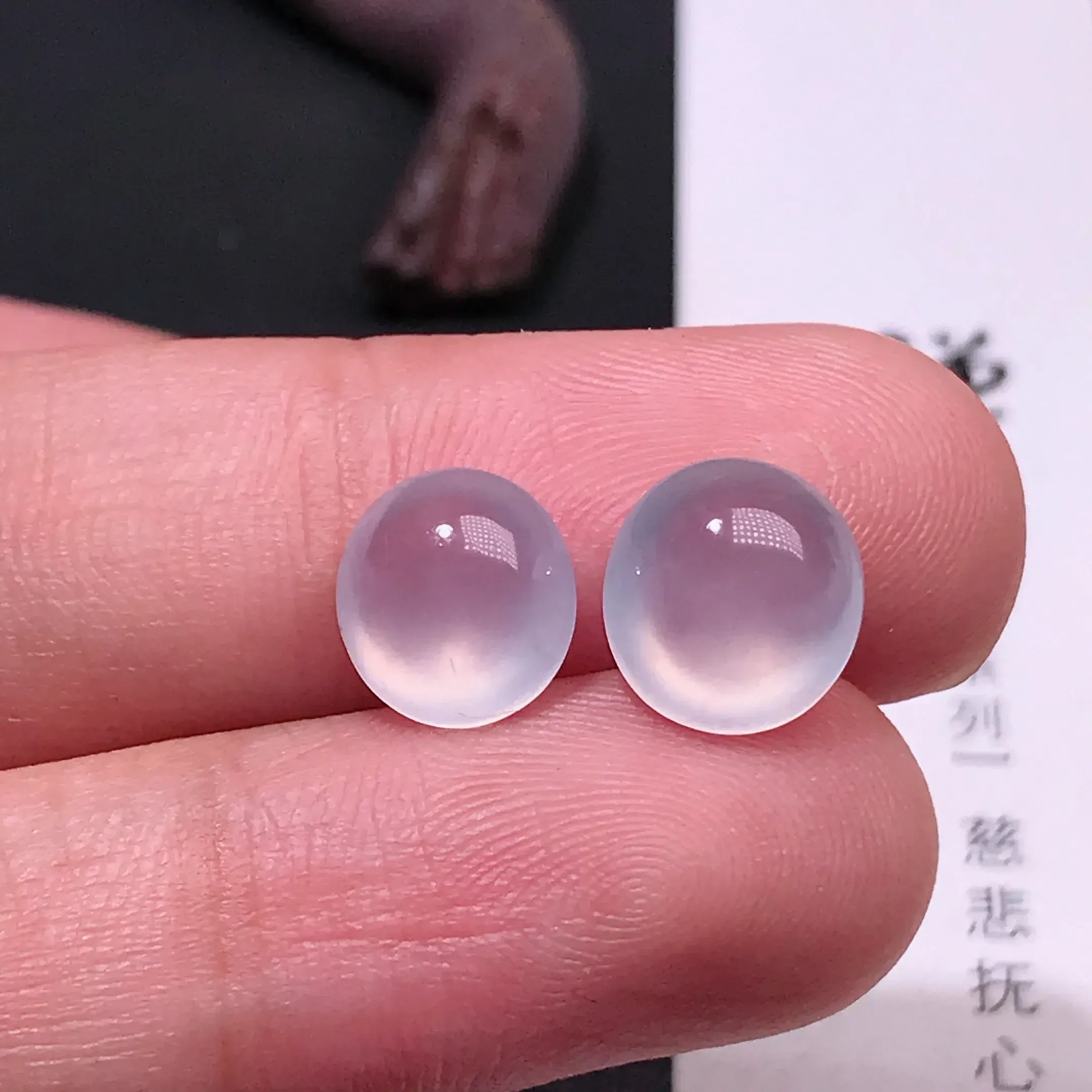 严选推荐一对老坑高冰种近玻璃种起强钢光翡翠蛋面，种水上乘，荧光四射，晶莹剔透，起强玻璃光泽。高性价比，值得入手。裸石规格约9.3-8.6-4.8毫米，8.7-8.1-4.5毫米！