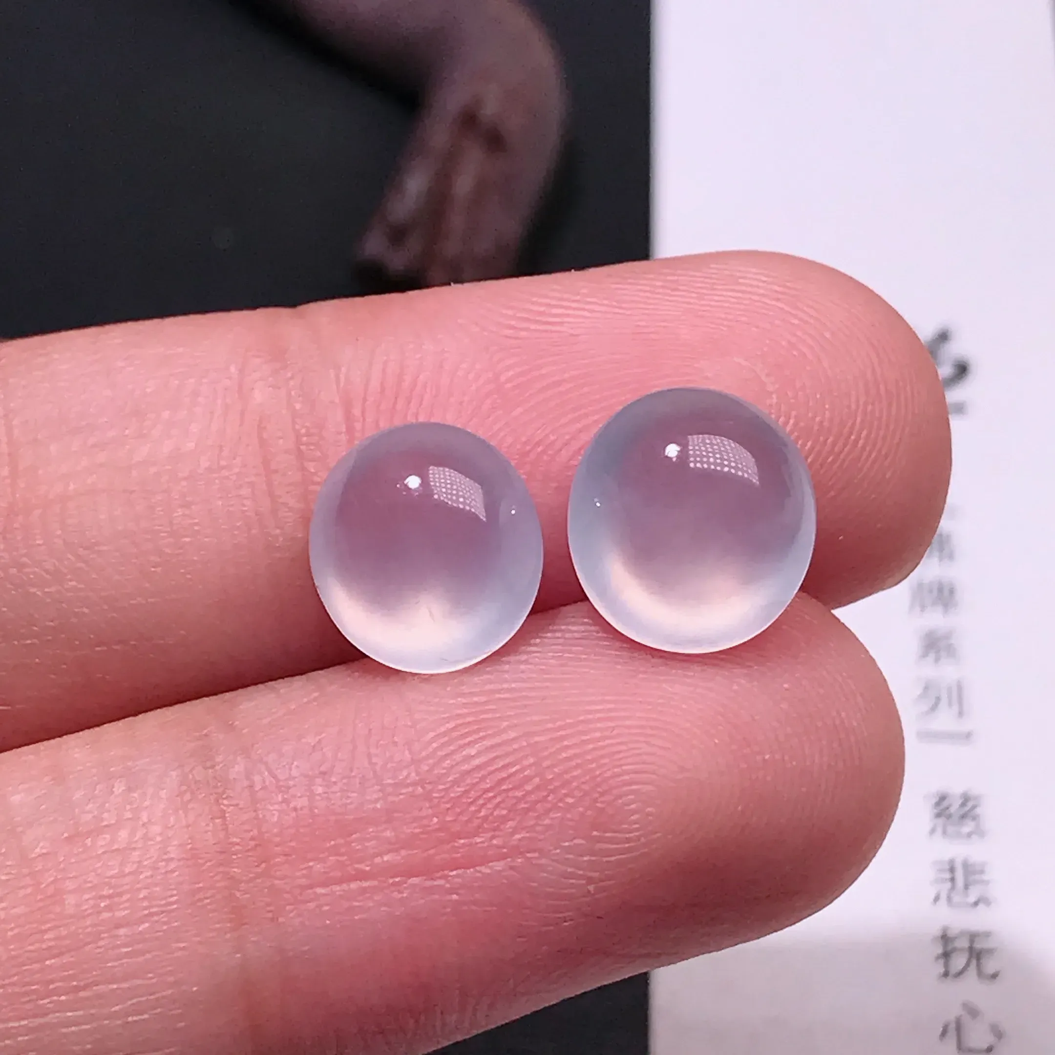 严选推荐一对老坑高冰种近玻璃种起强钢光翡翠蛋面，种水上乘，荧光四射，晶莹剔透，起强玻璃光泽。高