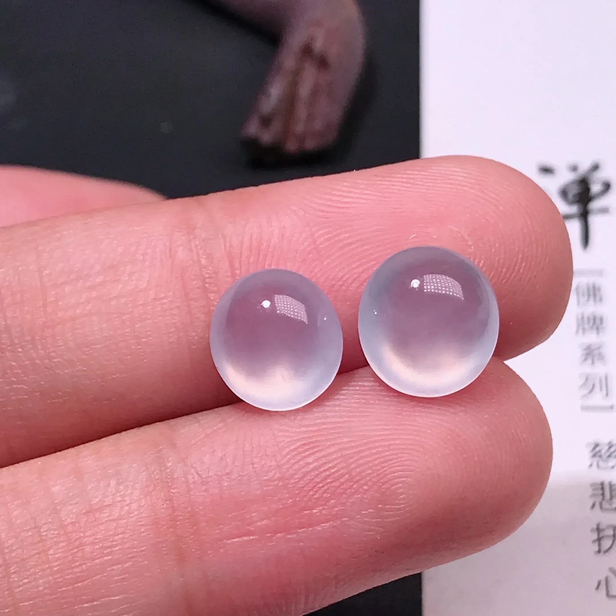 严选推荐一对老坑高冰种近玻璃种起强钢光翡翠蛋面，种水上乘，荧光四射，晶莹剔透，起强玻璃光泽。高性价比，值得入手。裸石规格约9.3-8.6-4.8毫米，8.7-8.1-4.5毫米！