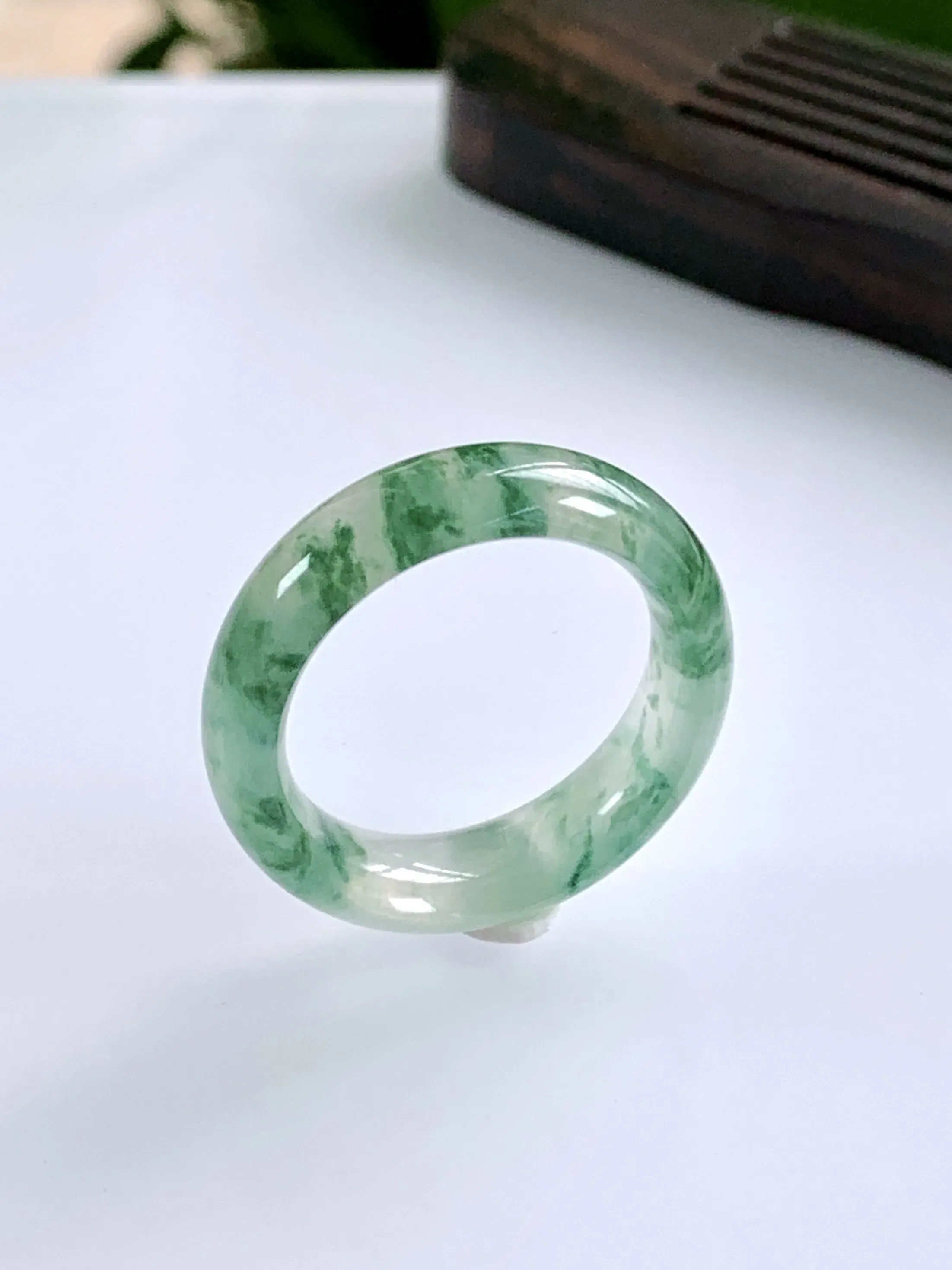 缅甸天然翡翠A货，冰种起光起胶飘花指环戒指，尺寸：圈口内径17.6mm=16号，宽厚6.3/3.5m