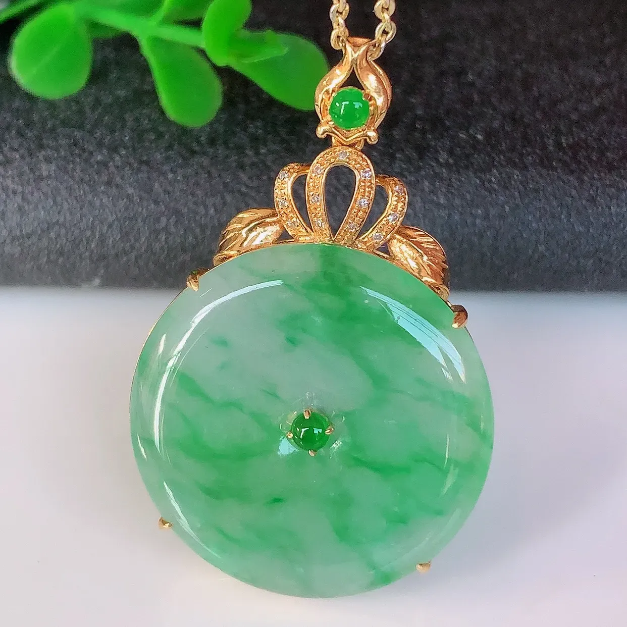 伟德国际察哈尔右翼中旗人民法院关于(f530)CQ25天然翡翠（A货）冰种方牌吊坠1（第一次拍卖）的公告