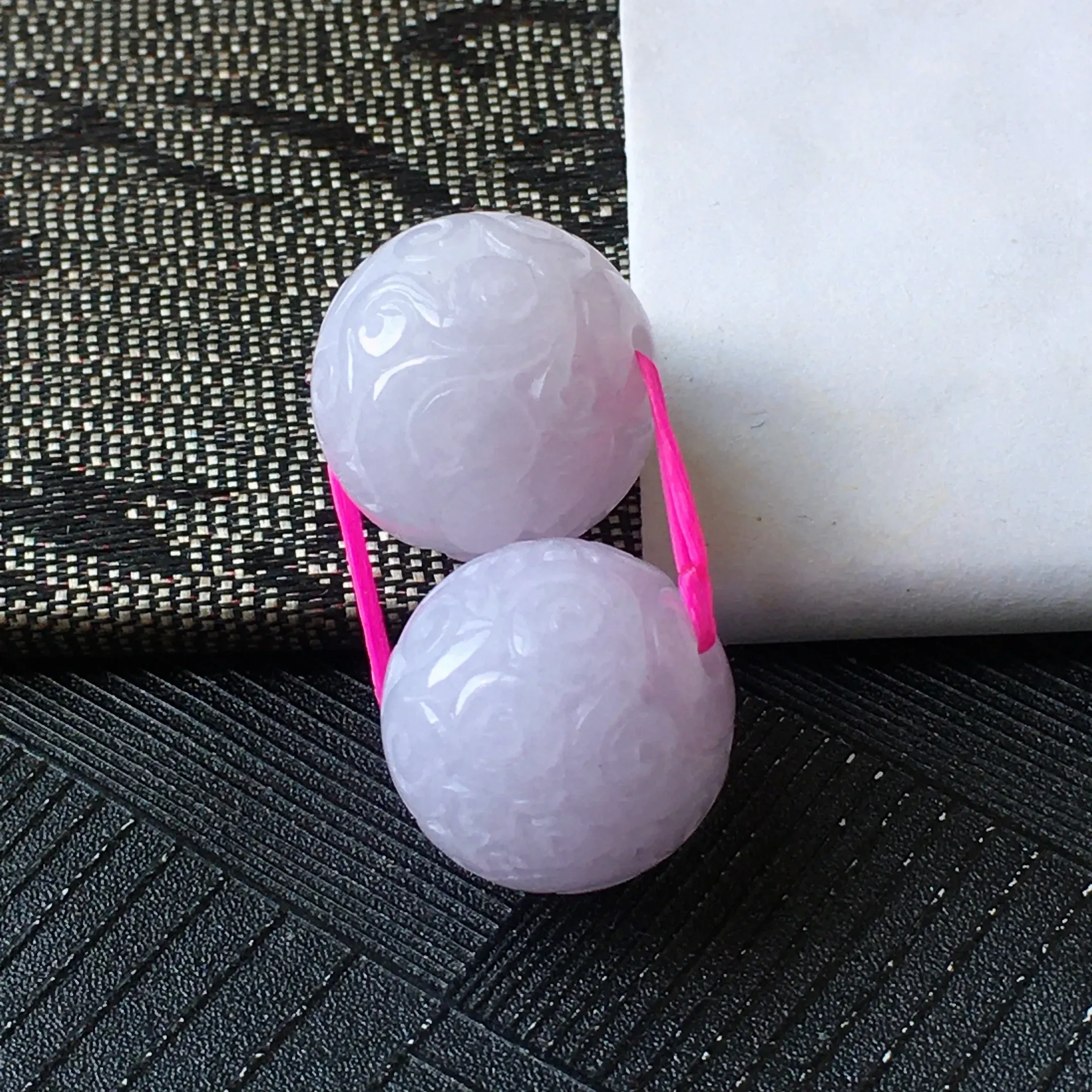 翡翠紫罗兰雕花龙珠裸石一对，种水好玉质细腻温润，颜色漂亮。尺寸：15.2mm/15.0mm