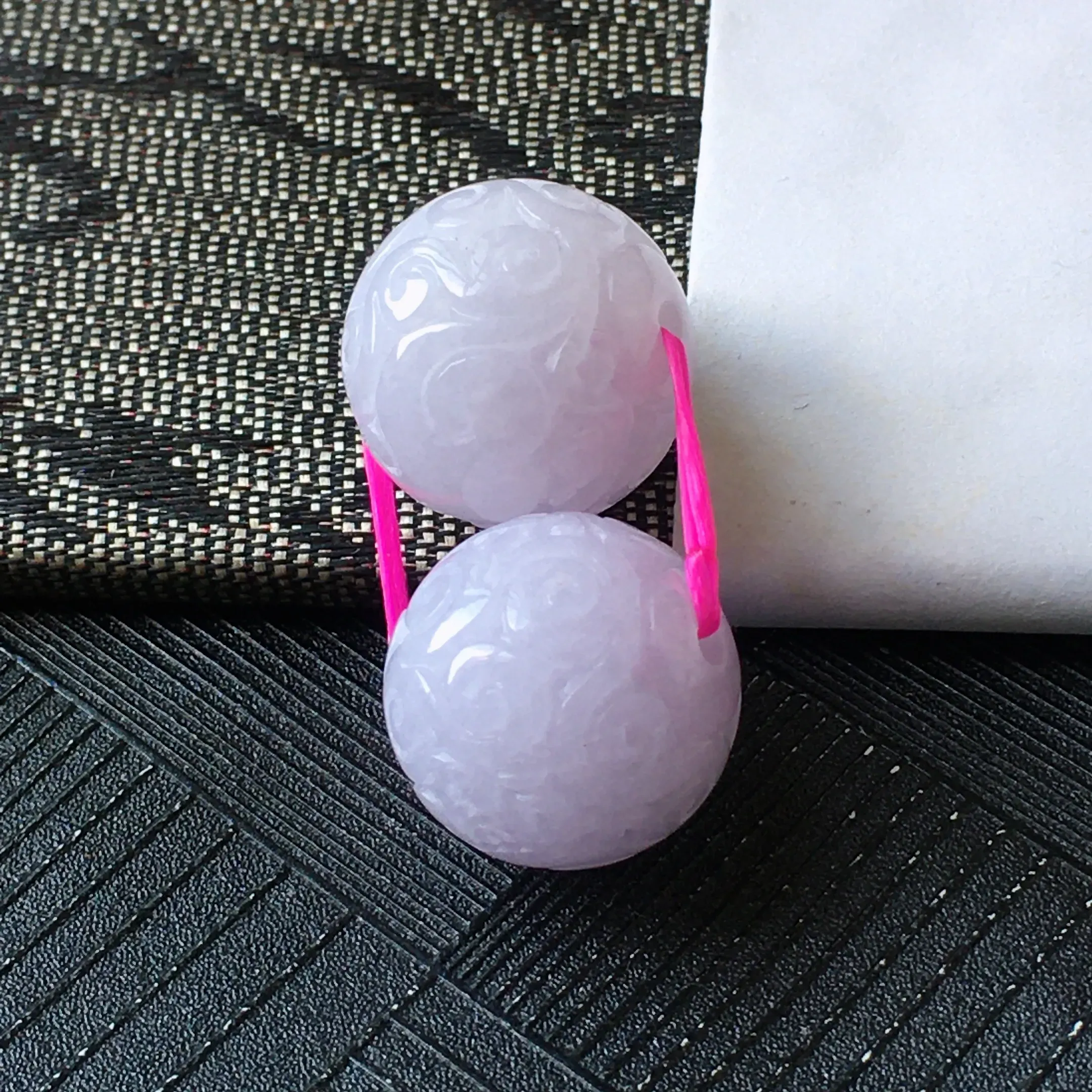 翡翠紫罗兰雕花龙珠裸石一对，种水好玉质细腻温润，颜色漂亮。尺寸：15.2mm/15.0mm