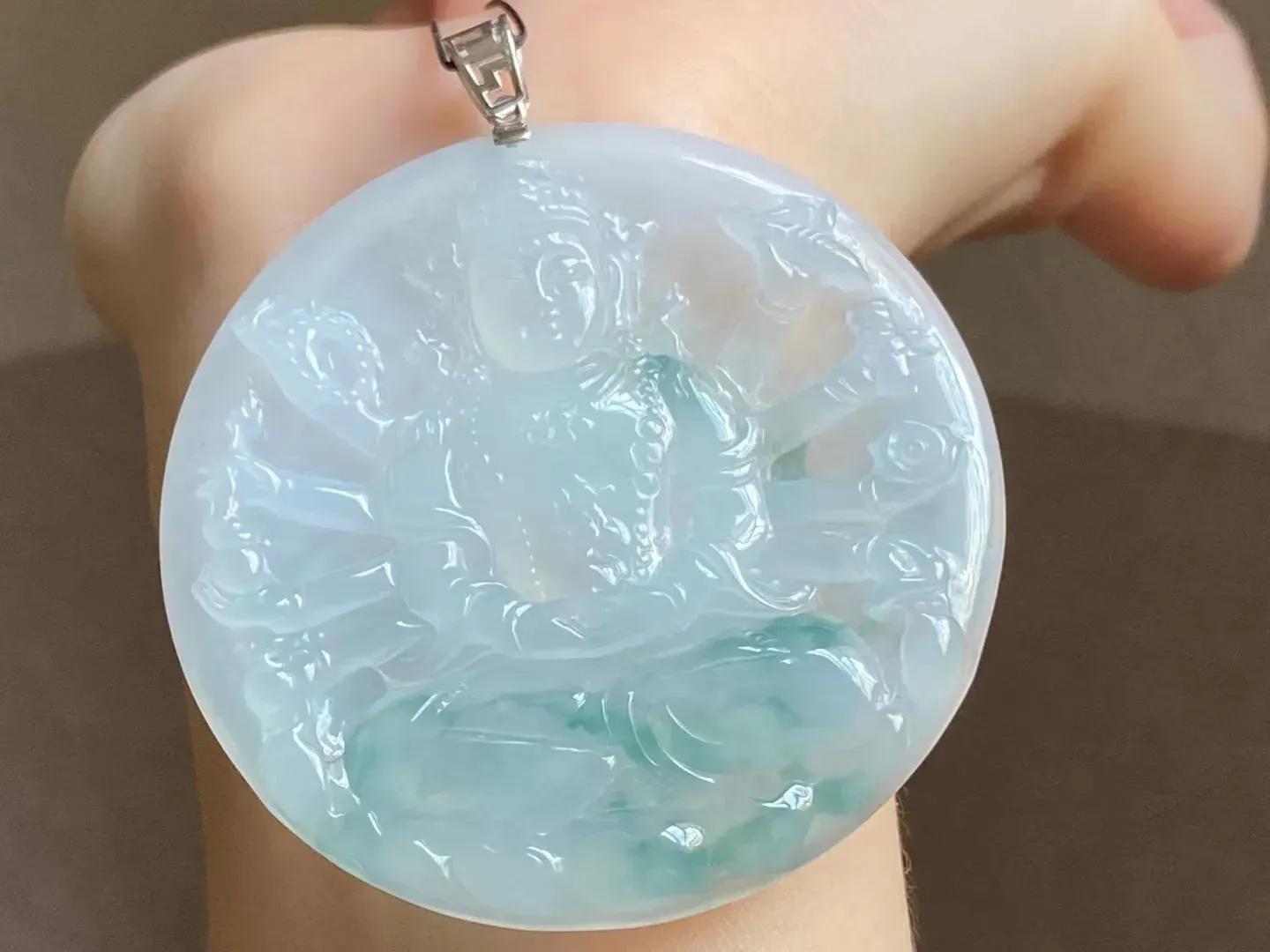 冰润蓝花千手观音吊坠
裸石50.3-5.7，金扣 飘花灵动 种好水润  玉质细腻 韵味十足 底色清爽 亮丽精致 佩戴气质漂亮