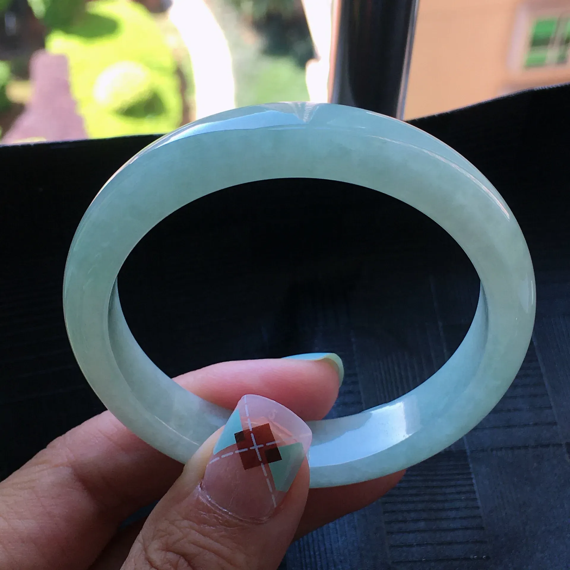 圈口：54.6mm翡翠冰糯种浅绿正圈手镯，种老水润，玉质细腻，颜色漂亮。