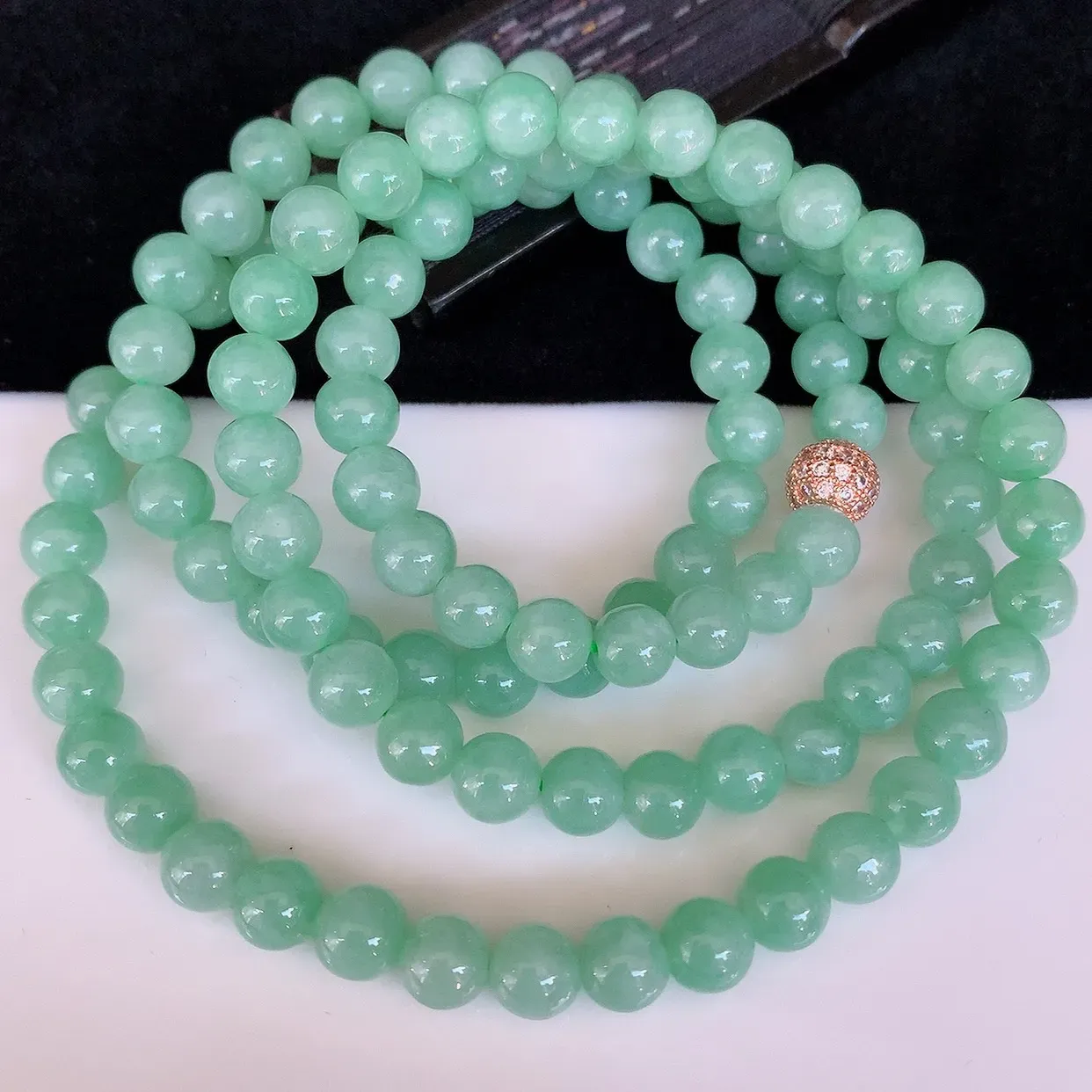 伟德国际察哈尔右翼中旗人民法院关于zh13996 天然翡翠A货满绿蛋面项链1（第一次拍卖）的公告