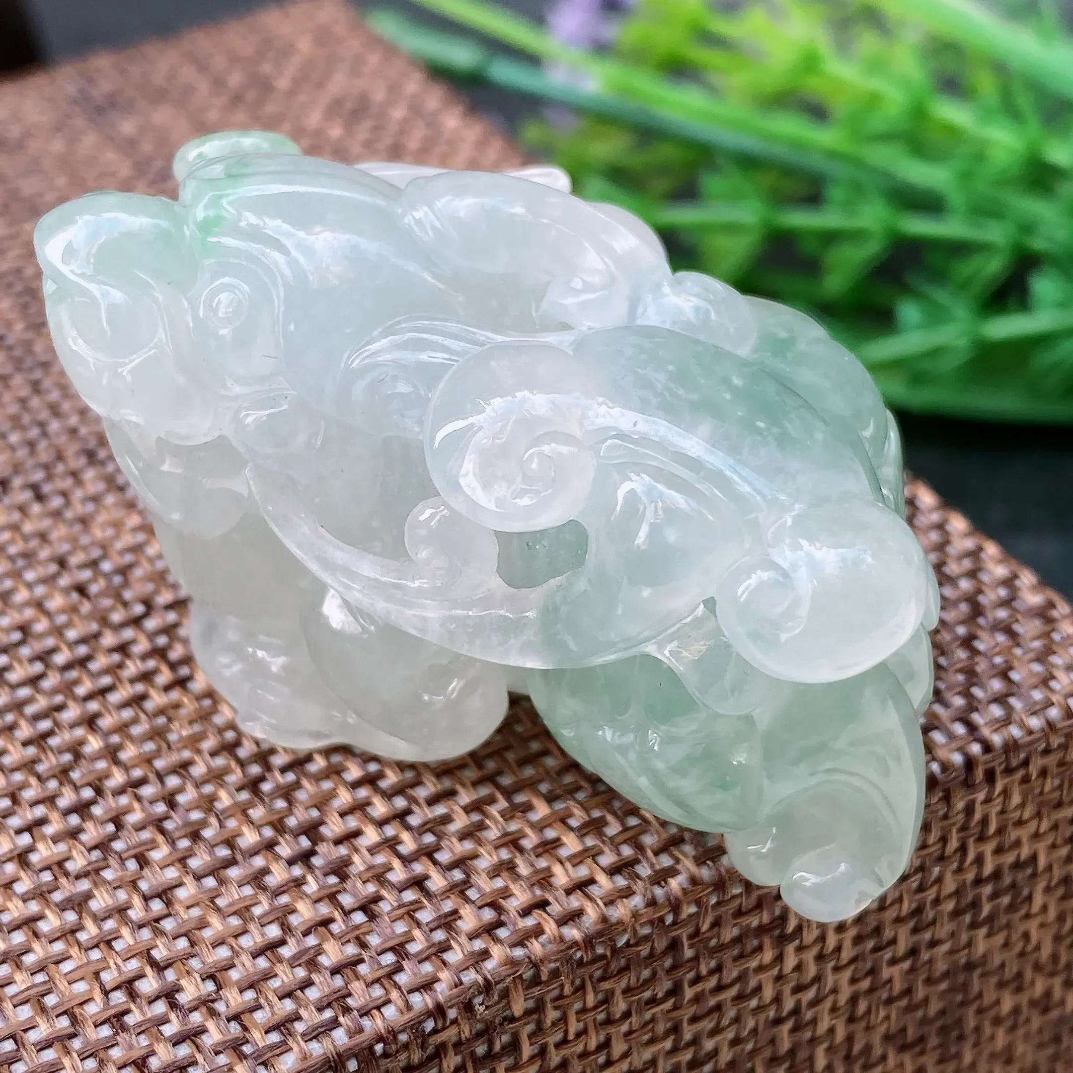 自然光实拍  水润冰透飘花精工财源广进貔貅手把件玉质细腻莹润 雕工精湛，佩戴高雅大方   线条优美 