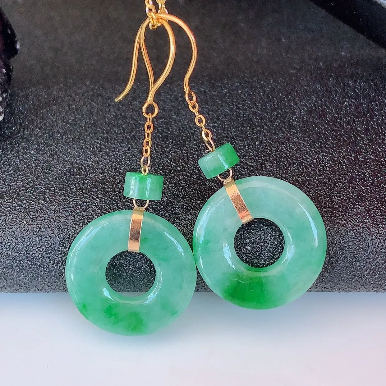 伟德国际翡翠耳钉样式璀璨夺目！探索各种精致翡翠耳钉的款式和设计