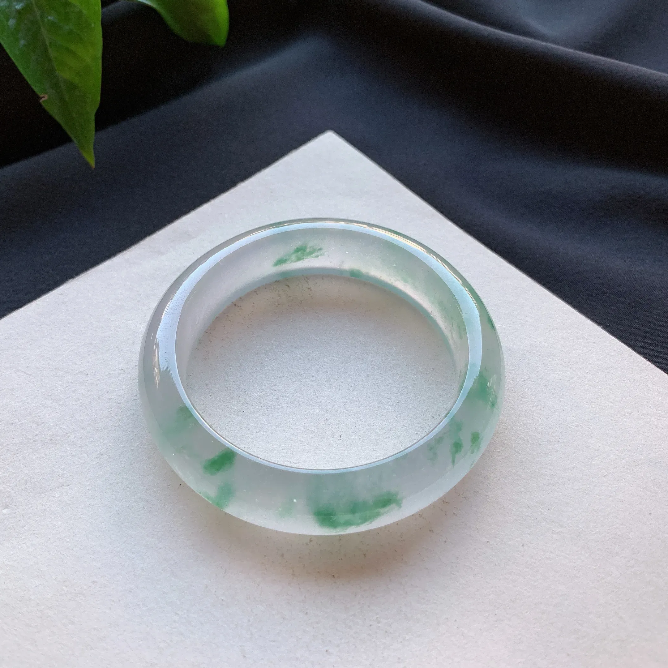 高冰飘花正圈手镯,纯净剔透,起荧光,飘花灵动绽放气质高雅,无纹裂.