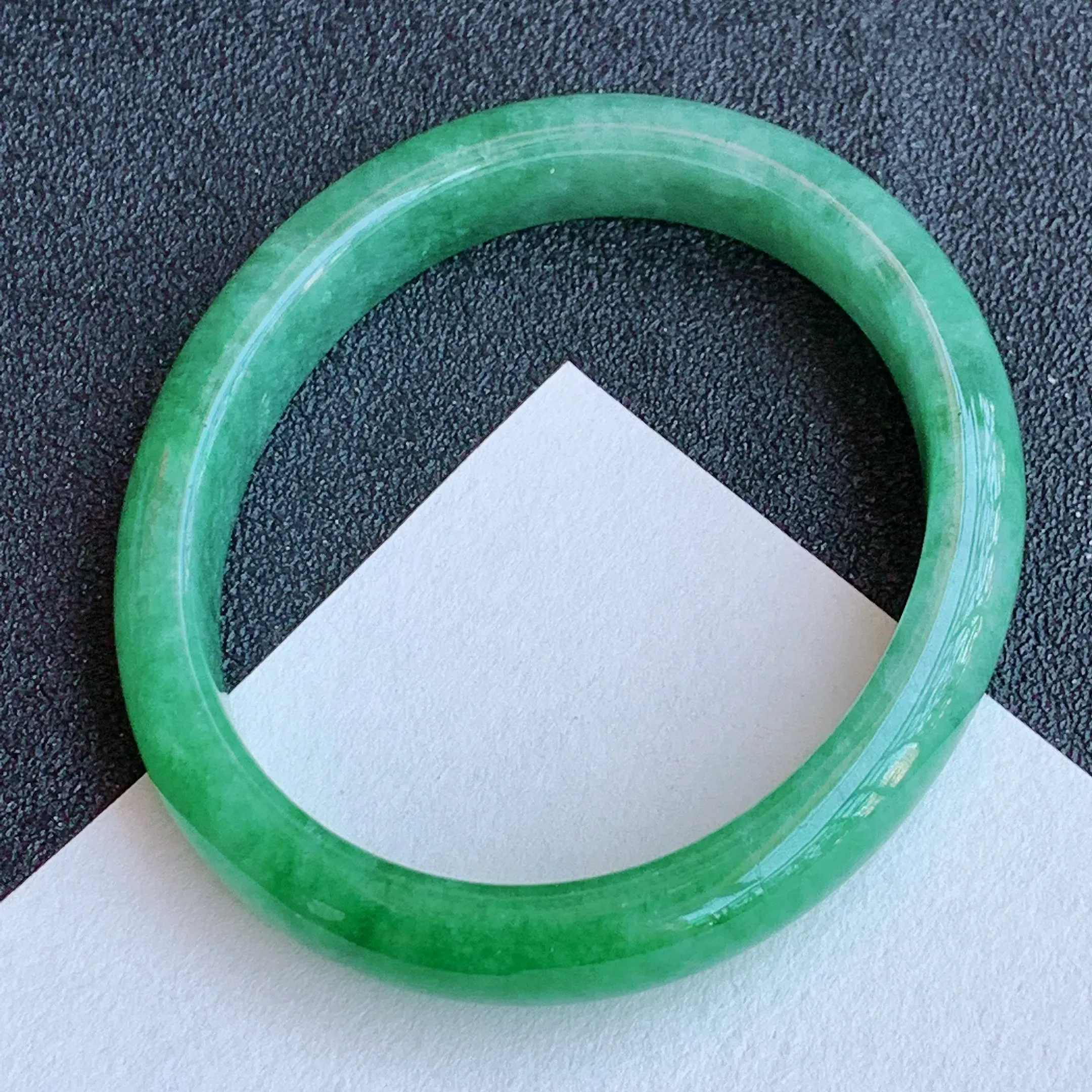 圈口:54/47mm,a货翡翠水润满绿贵妃手镯,玉质莹润细腻,色泽浓艳均匀