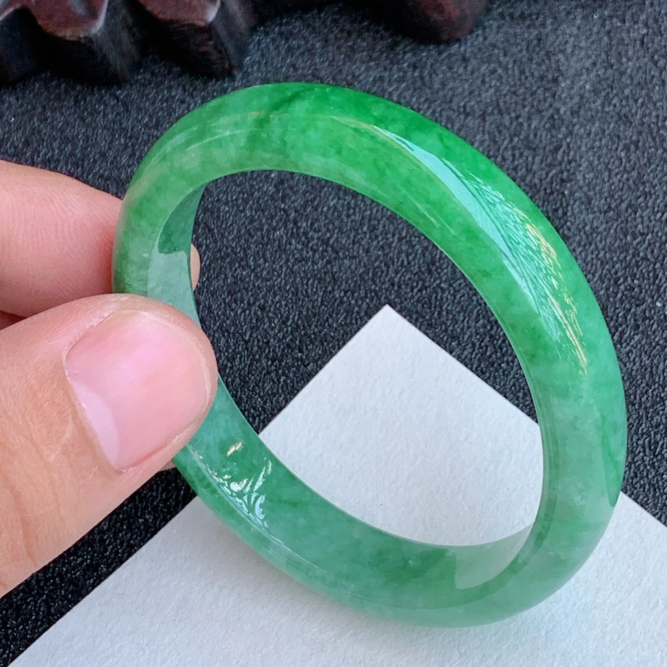 圈口:54/47mm,a货翡翠水润满绿贵妃手镯,玉质莹润细腻,色泽浓艳均匀