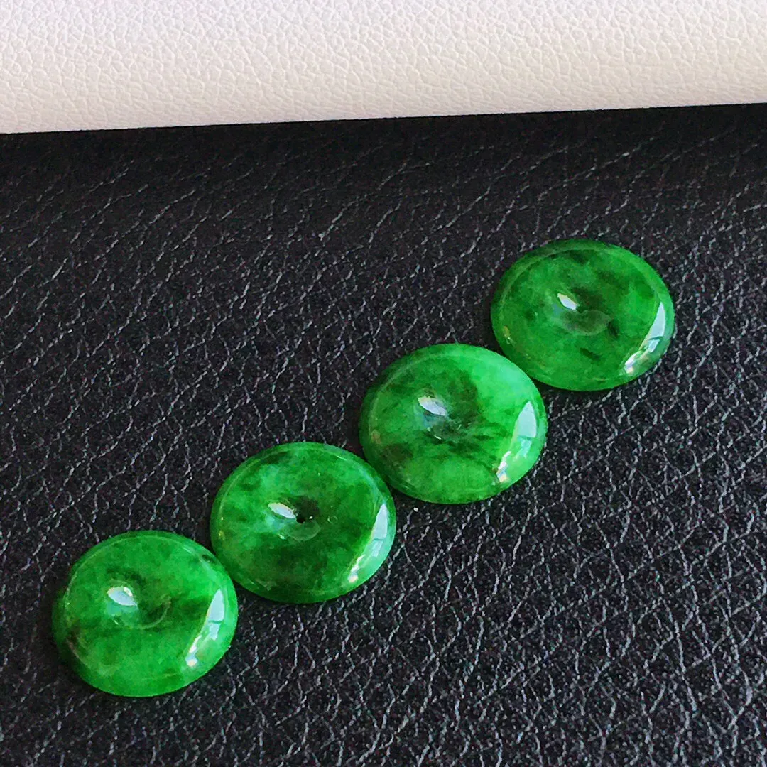 天然缅甸老坑翡翠A货满绿戒面，料子细腻柔洁，尺寸11/3mm重量1.76g