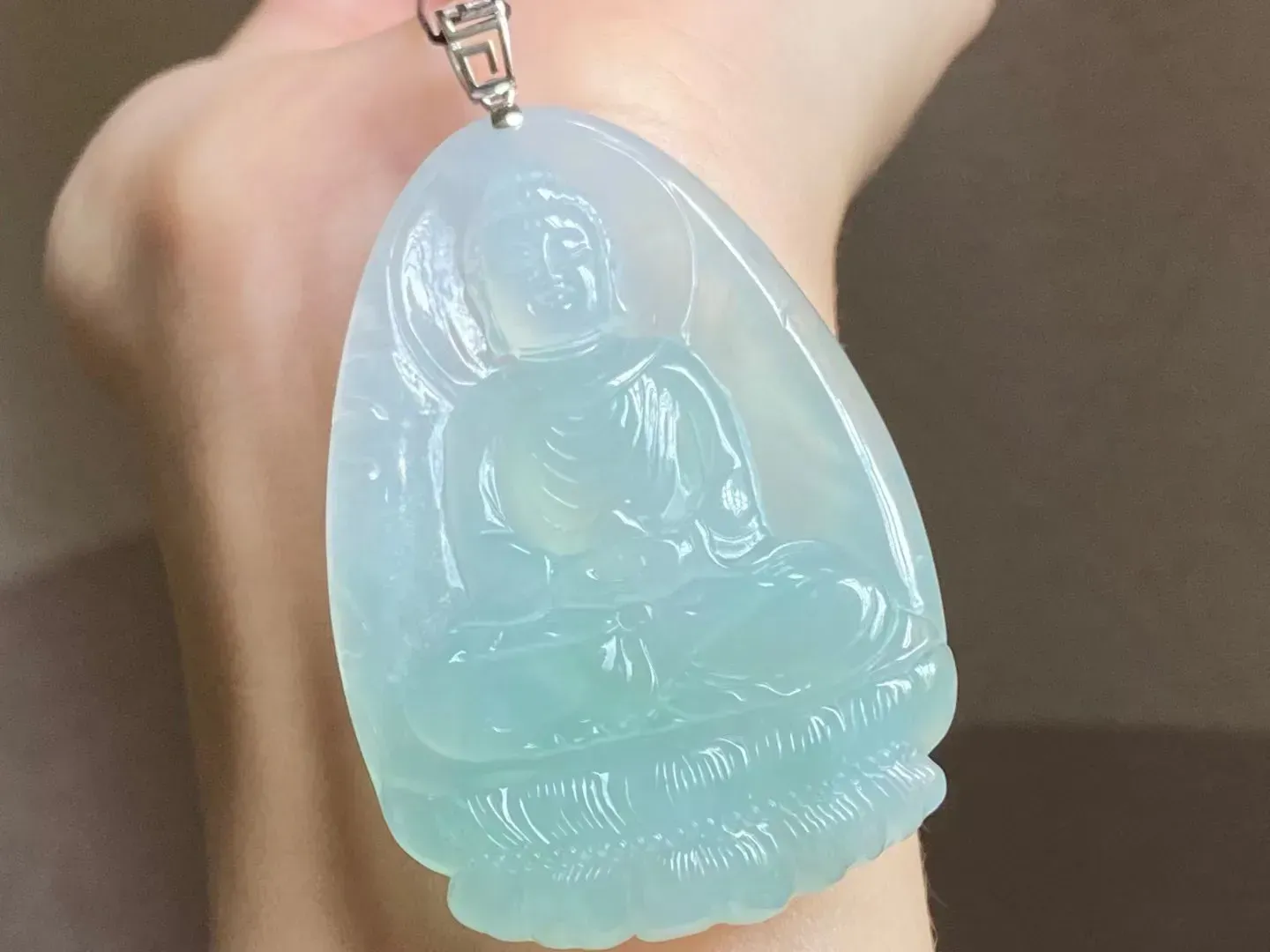 冰晴大日如来吊坠 种好通透 底色清爽 亮丽精致 莹润细腻 佩戴漂亮时尚
裸石53.6-35.2-6.