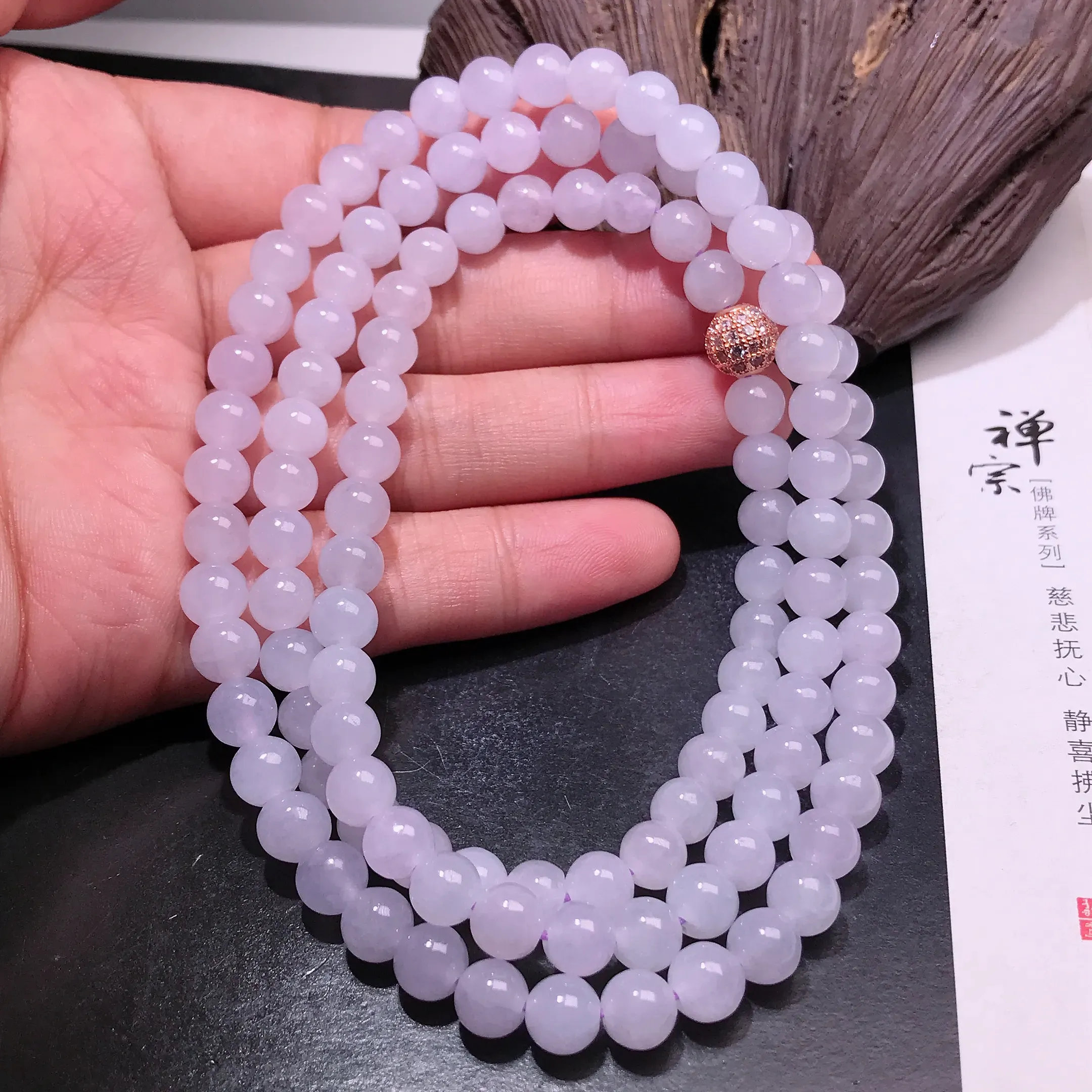 严选推荐项链，老坑种水润翡翠圆珠珠链，种水上乘，盈润通透，起强玻璃光泽。高性价比，值得入手。备注：一共110颗圆珠；金属部位为非翡翠配饰；内部绳子为粉色，有增色效果。