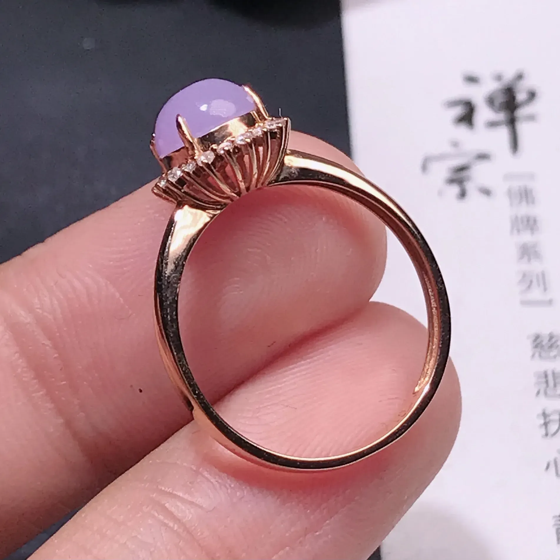 严选推荐 戒指，老坑冰糯种紫罗兰色翡翠蛋面女戒指，18k金钻镶嵌而成，品相佳，佩戴效果佳，尽显气质。老坑种质，肉质水润细腻，晶体结构致密，起强玻璃光泽。高性价比，值得入手。裸石尺寸约6.9-6.5毫米
