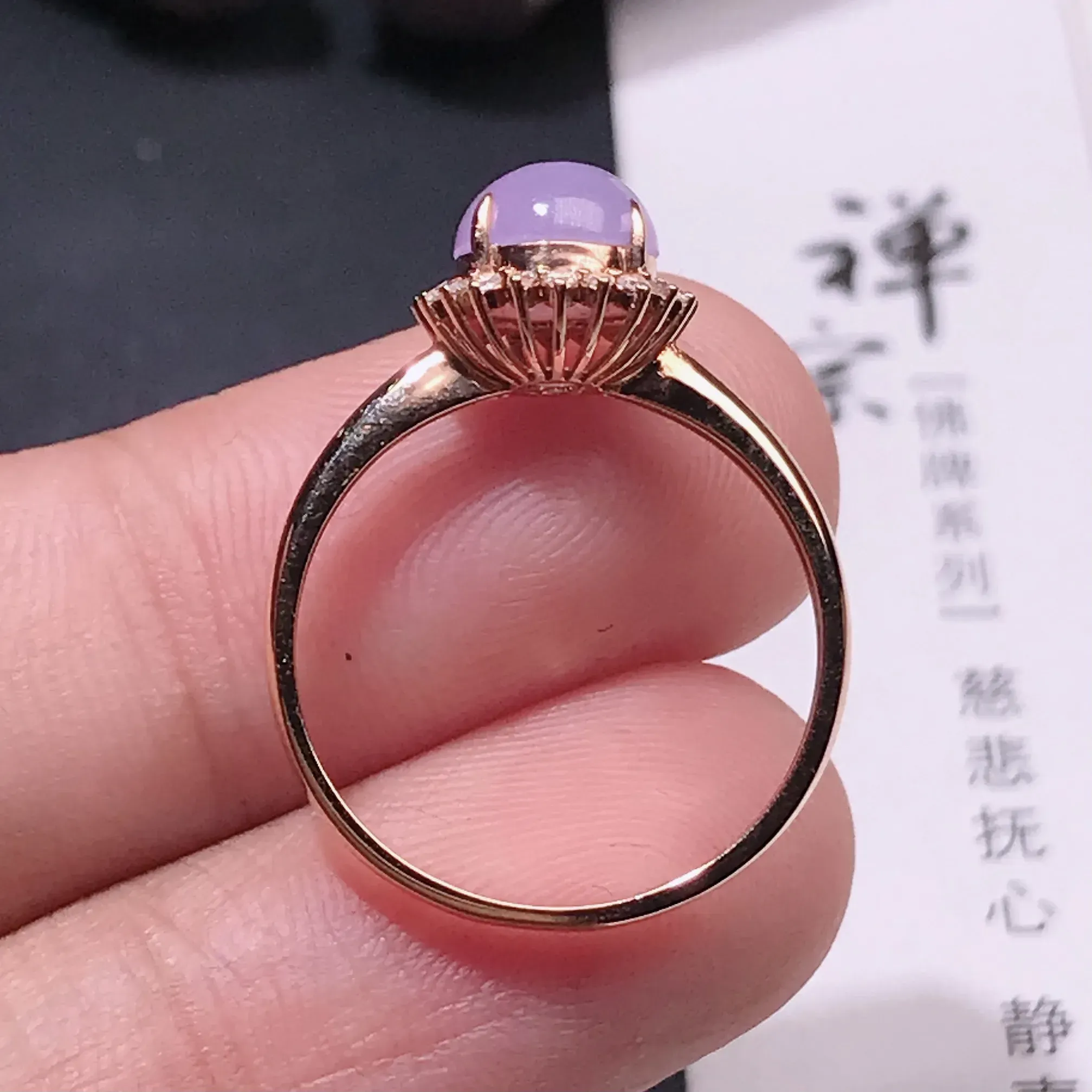 严选推荐 戒指，老坑冰糯种紫罗兰色翡翠蛋面女戒指，18k金钻镶嵌而成，品相佳，佩戴效果佳，尽显气质。老坑种质，肉质水润细腻，晶体结构致密，起强玻璃光泽。高性价比，值得入手。裸石尺寸约6.9-6.5毫米