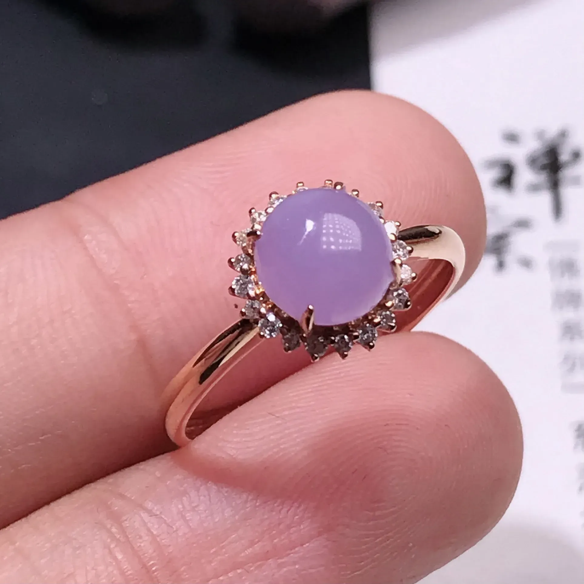 严选推荐 戒指，老坑冰糯种紫罗兰色翡翠蛋面女戒指，18k金钻镶嵌而成，品相佳，佩戴效果佳，尽显气质。老坑种质，肉质水润细腻，晶体结构致密，起强玻璃光泽。高性价比，值得入手。裸石尺寸约6.9-6.5毫米